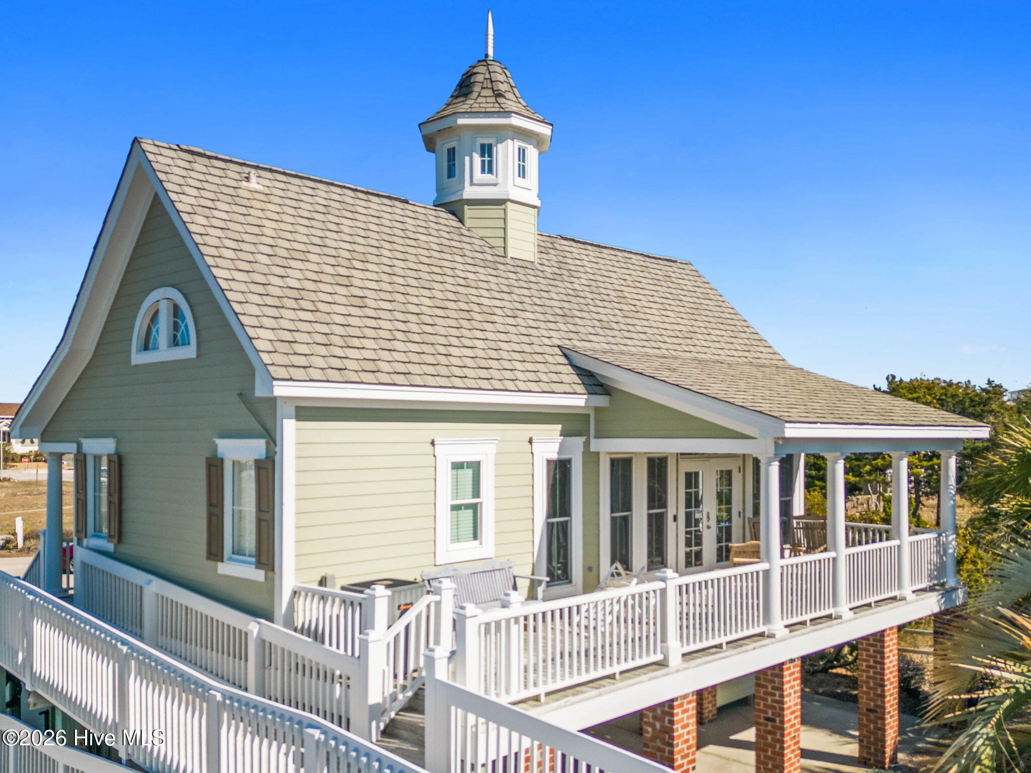 100549864 | Photo 95