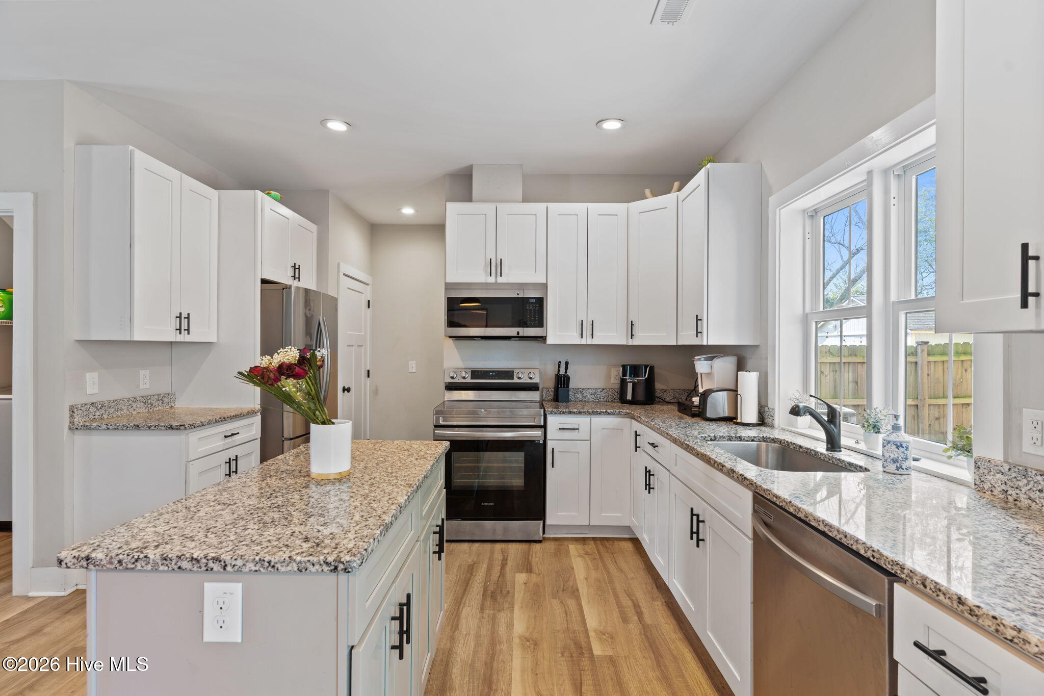 100556827 | Photo 11