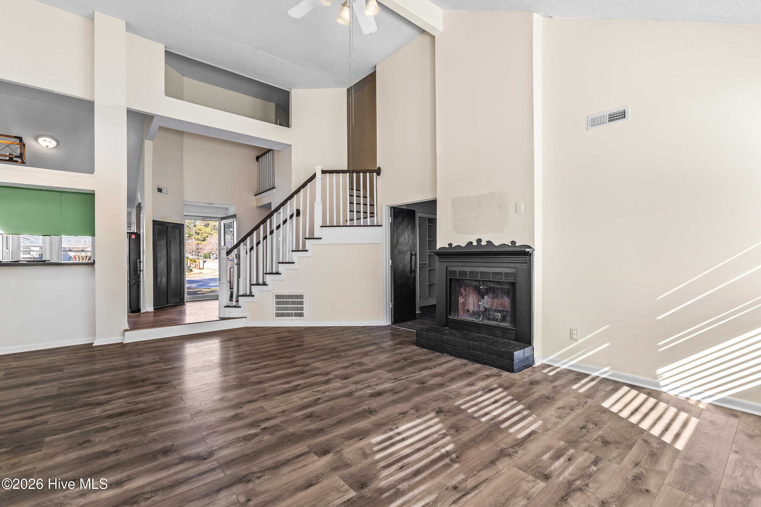 100550983 | Photo 10