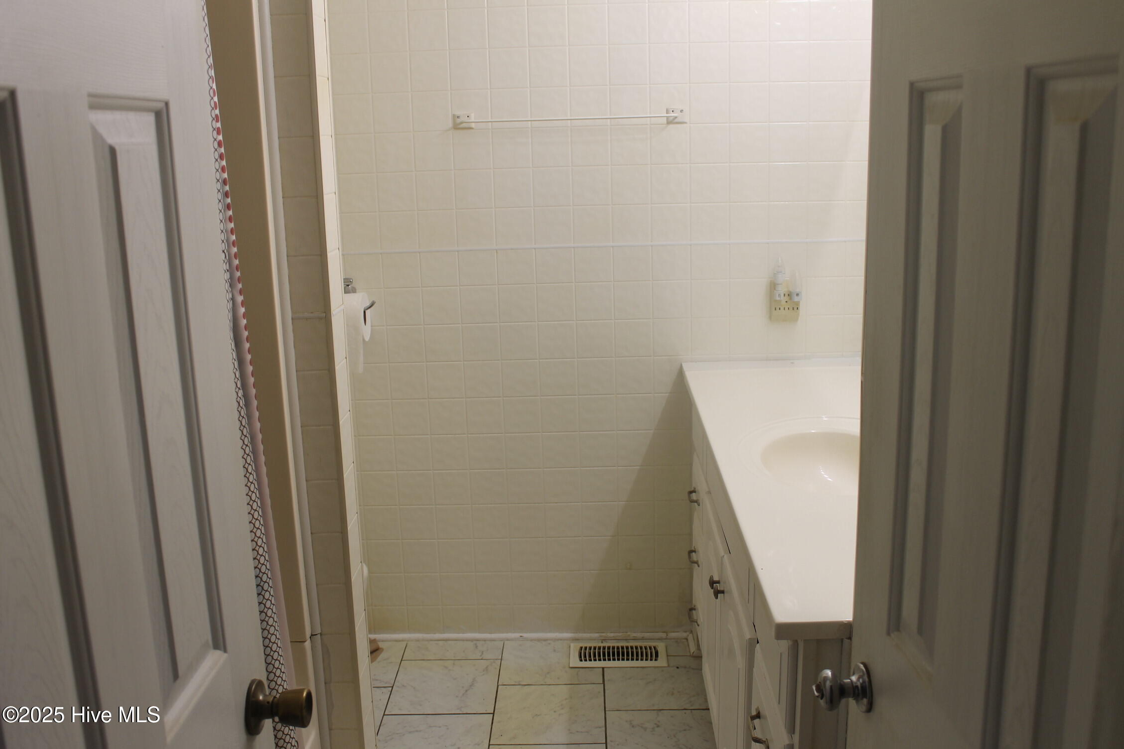 100535737 | Photo 14