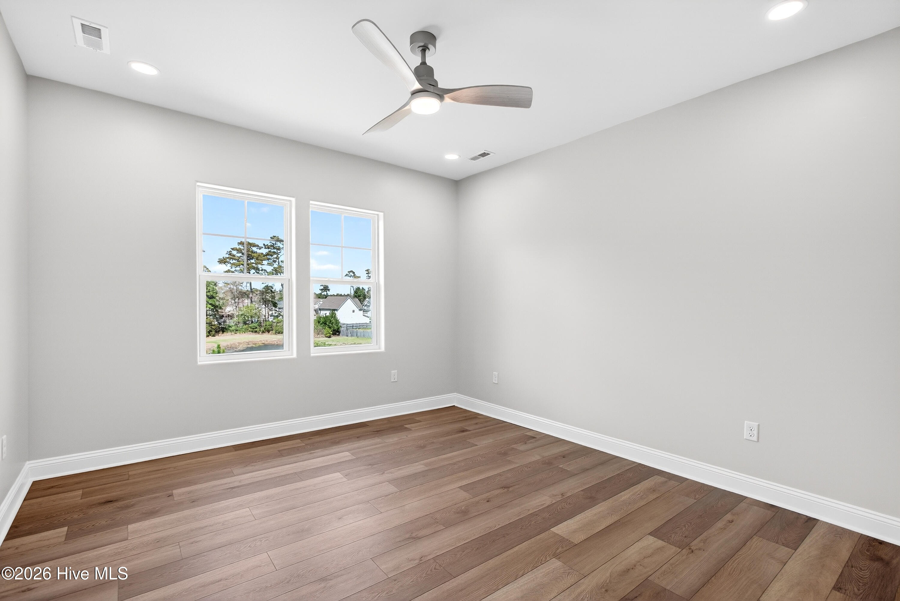 100559687 | Photo 23