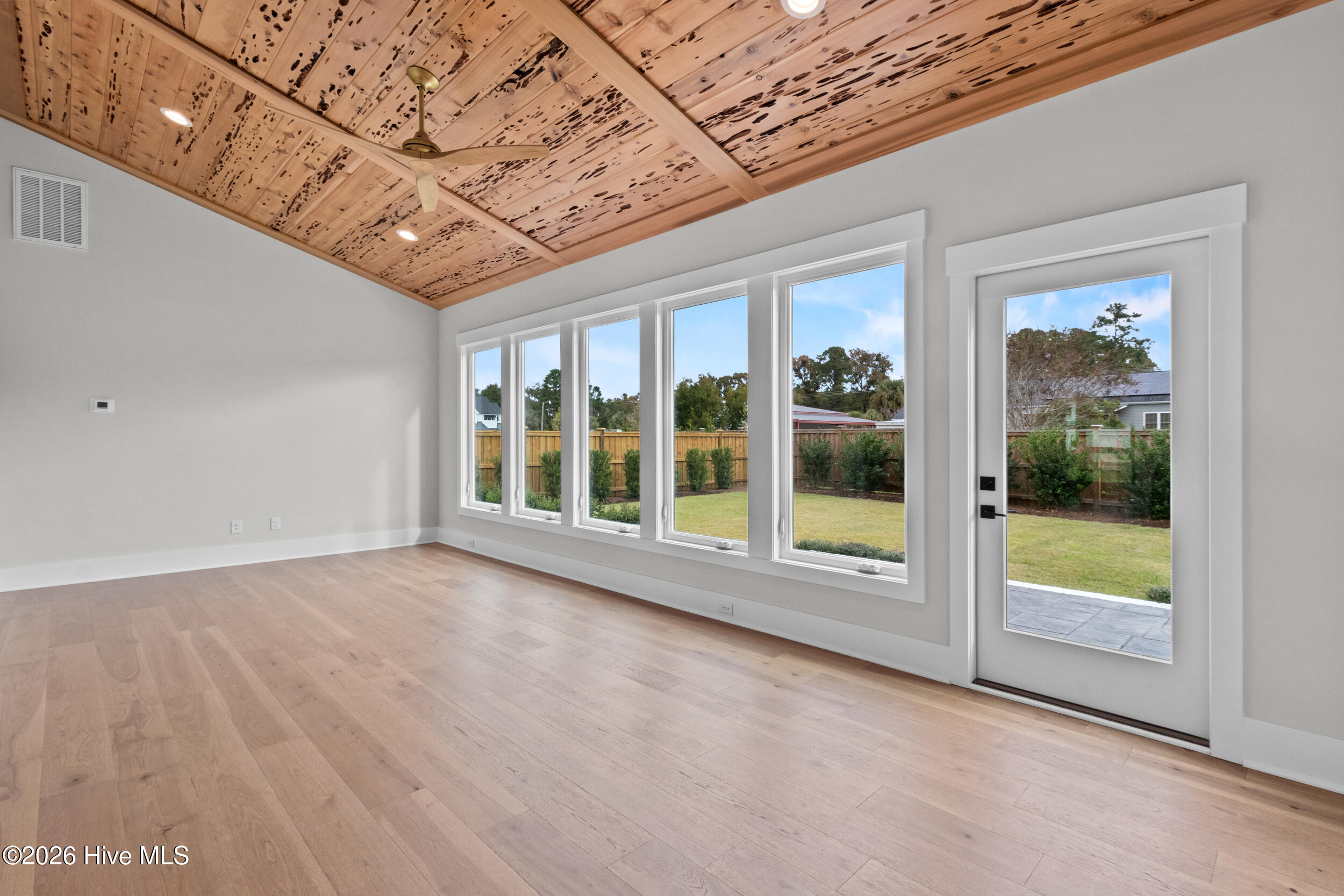 100568514 | Photo 17