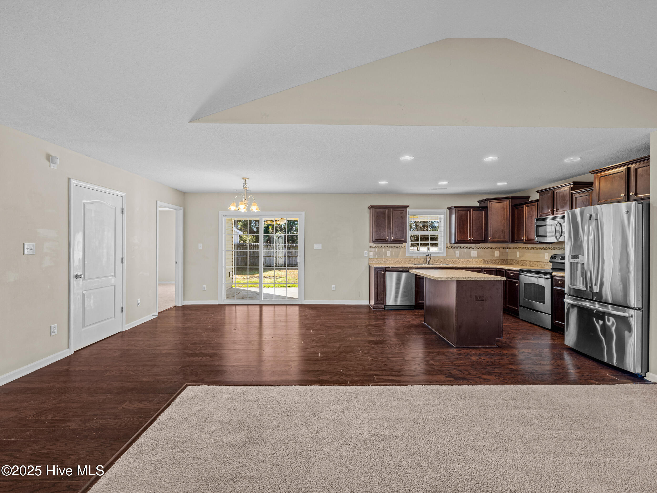 100546969 | Photo 17