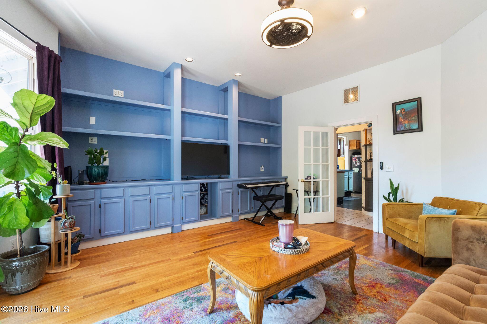 100570327 | Photo 37