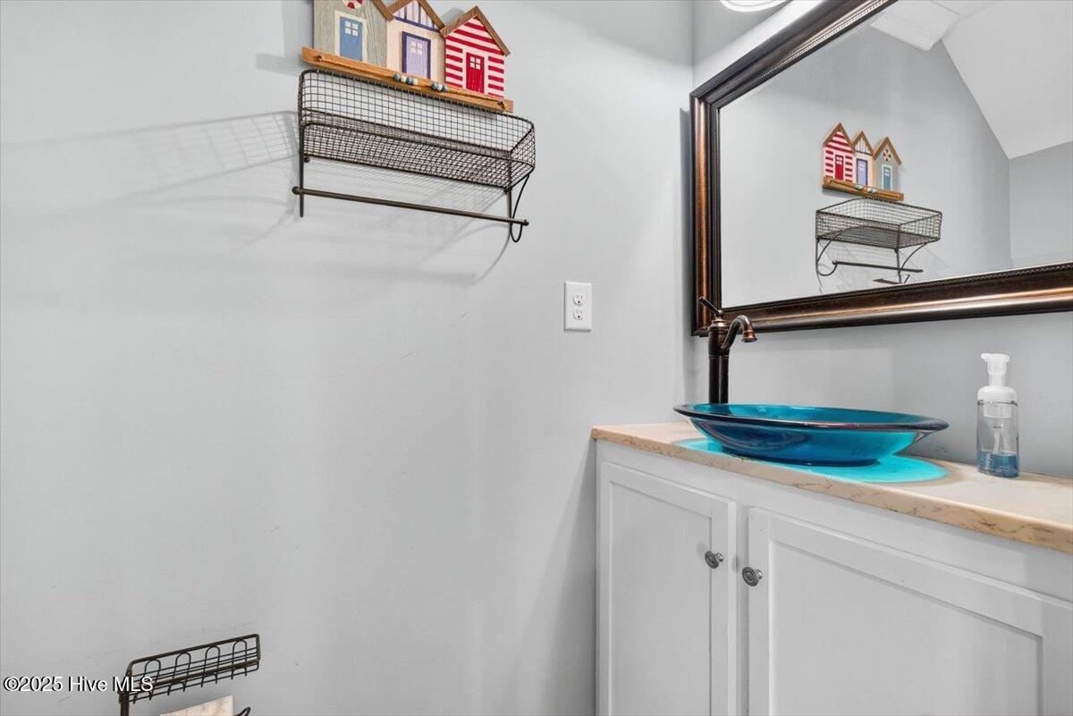 100531738 | Photo 40