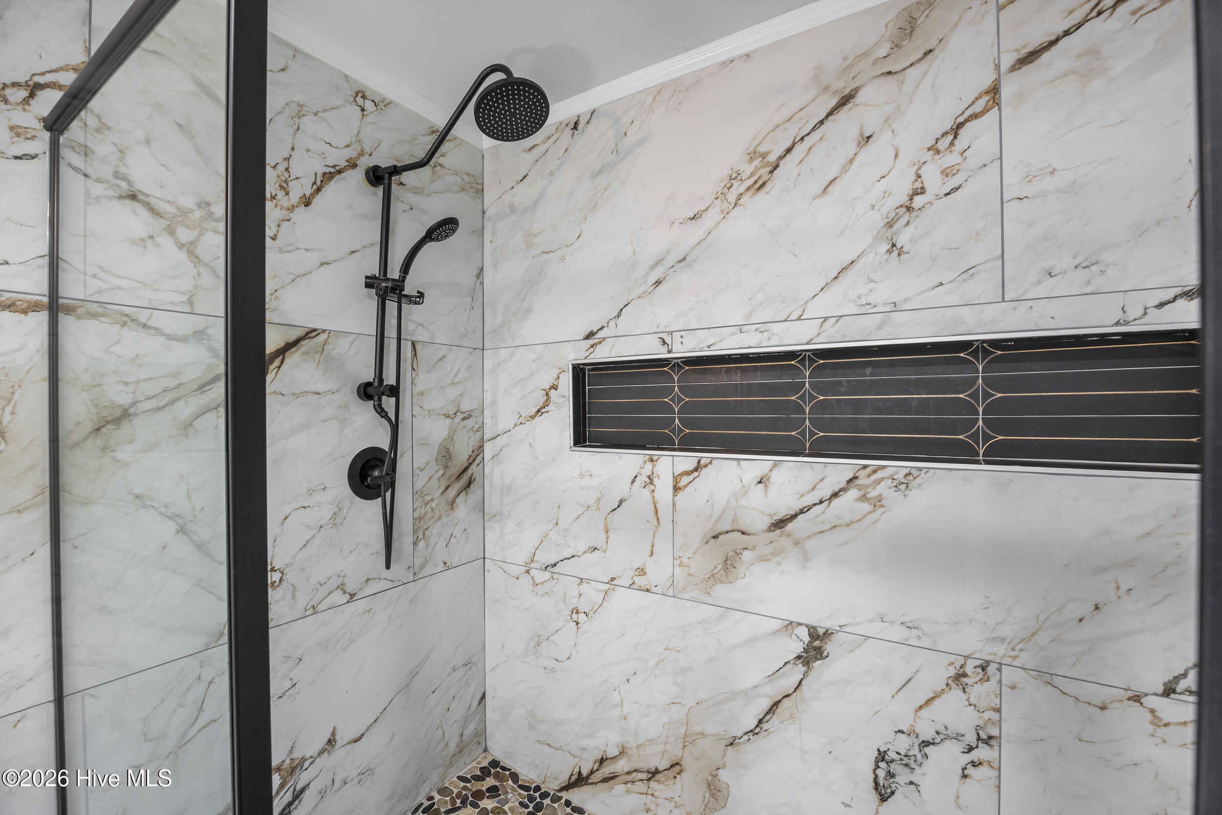 100568945 | Photo 41