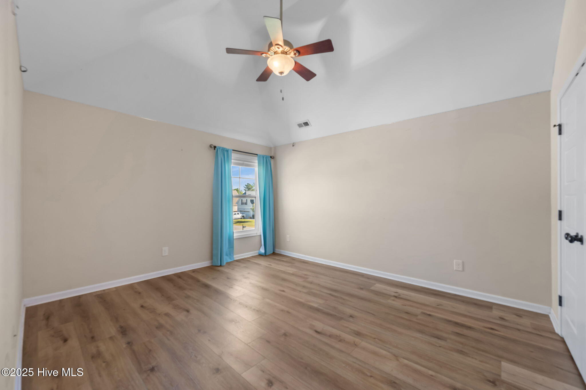 100538914 | Photo 23