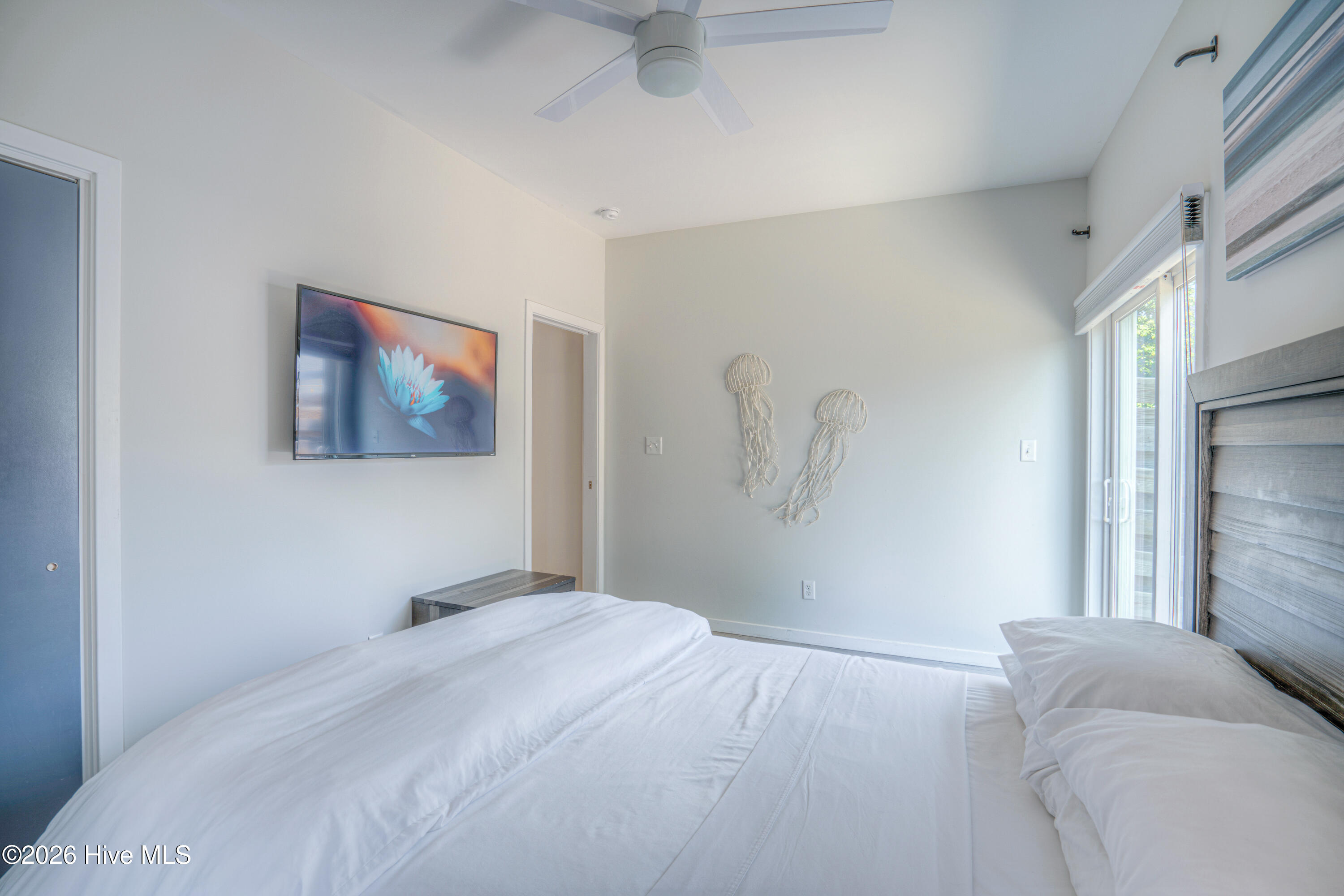 100569928 | Photo 16