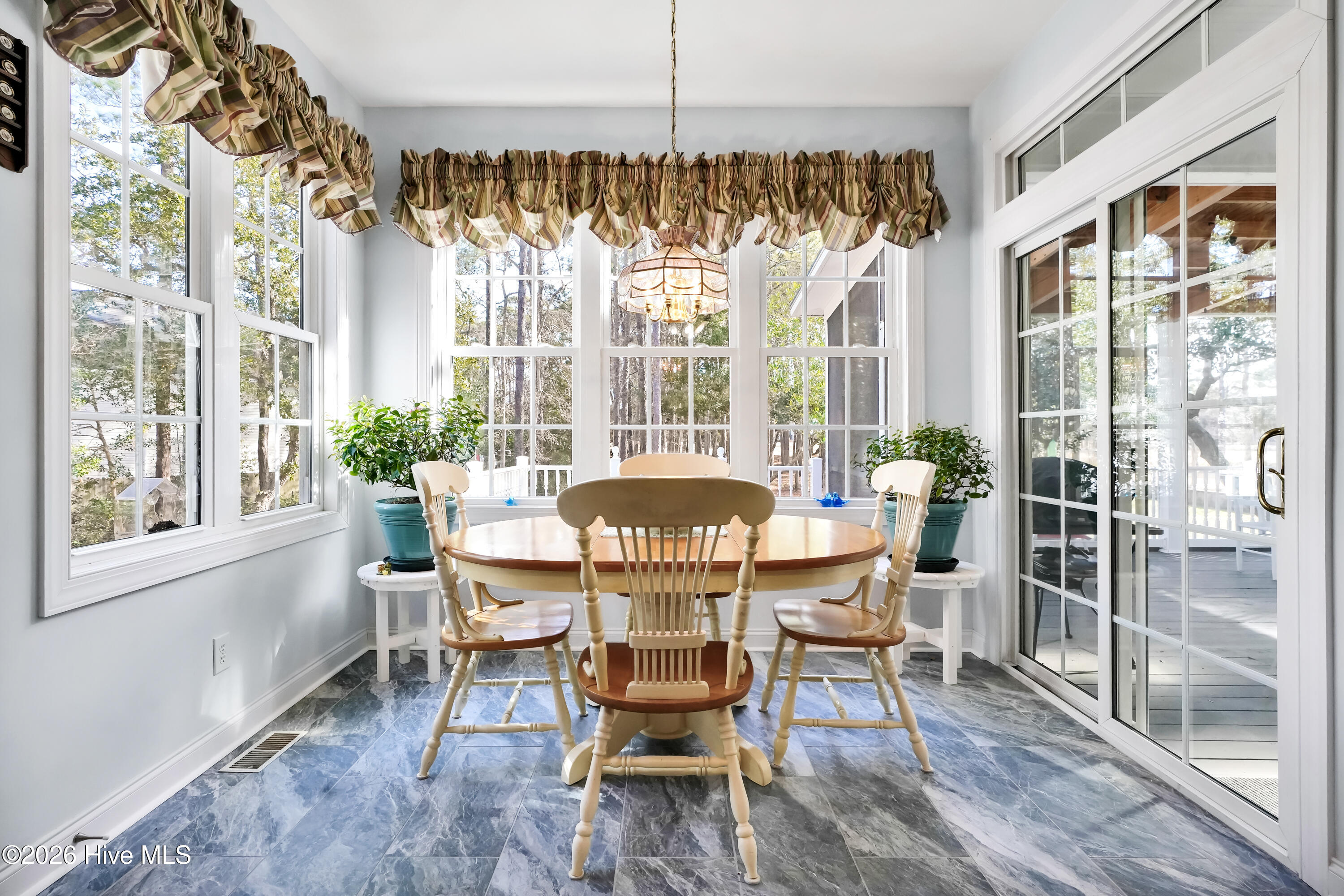 100549452 | Photo 15