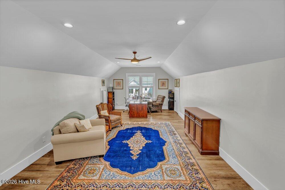 100561379 | Photo 36