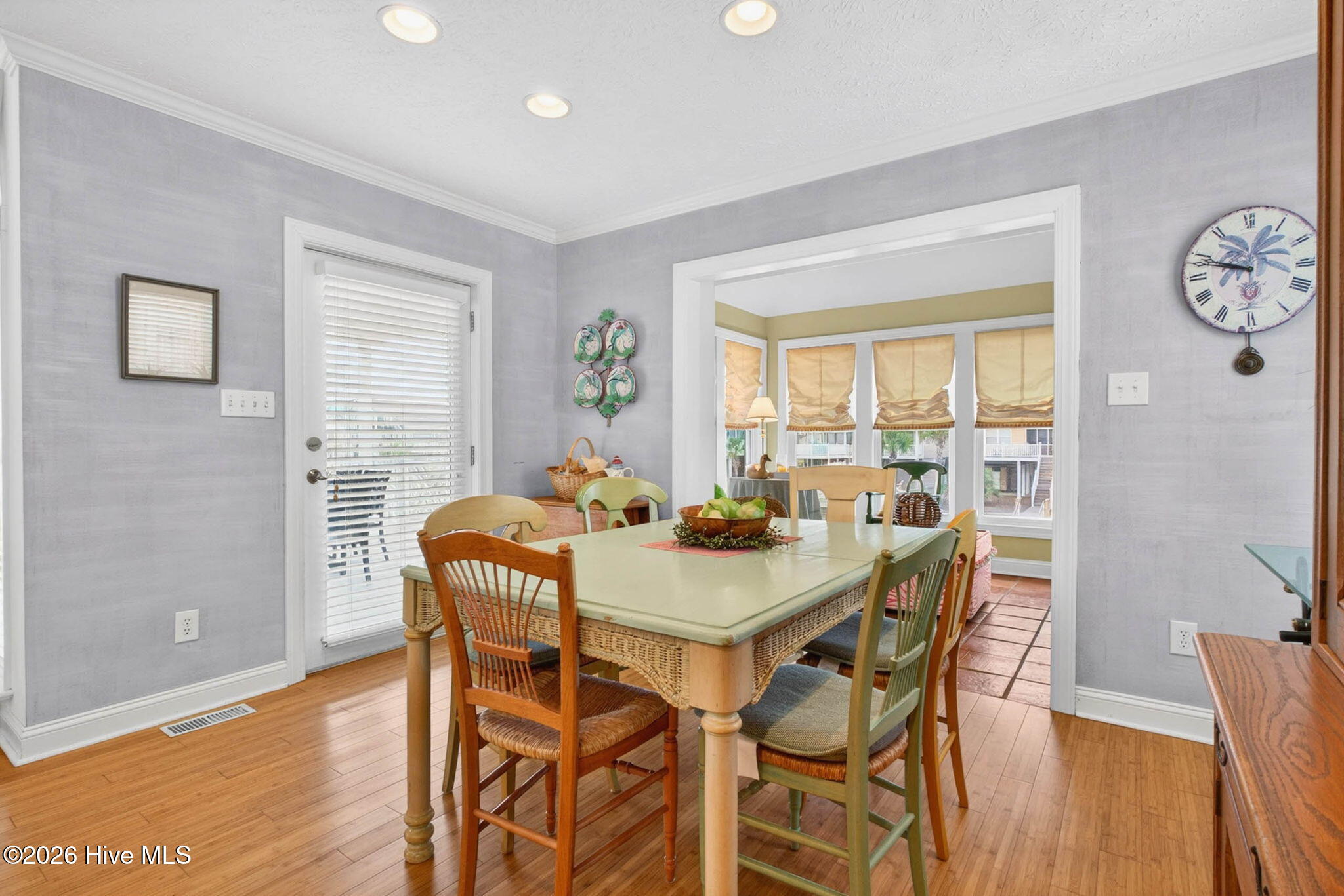 100570658 | Photo 18