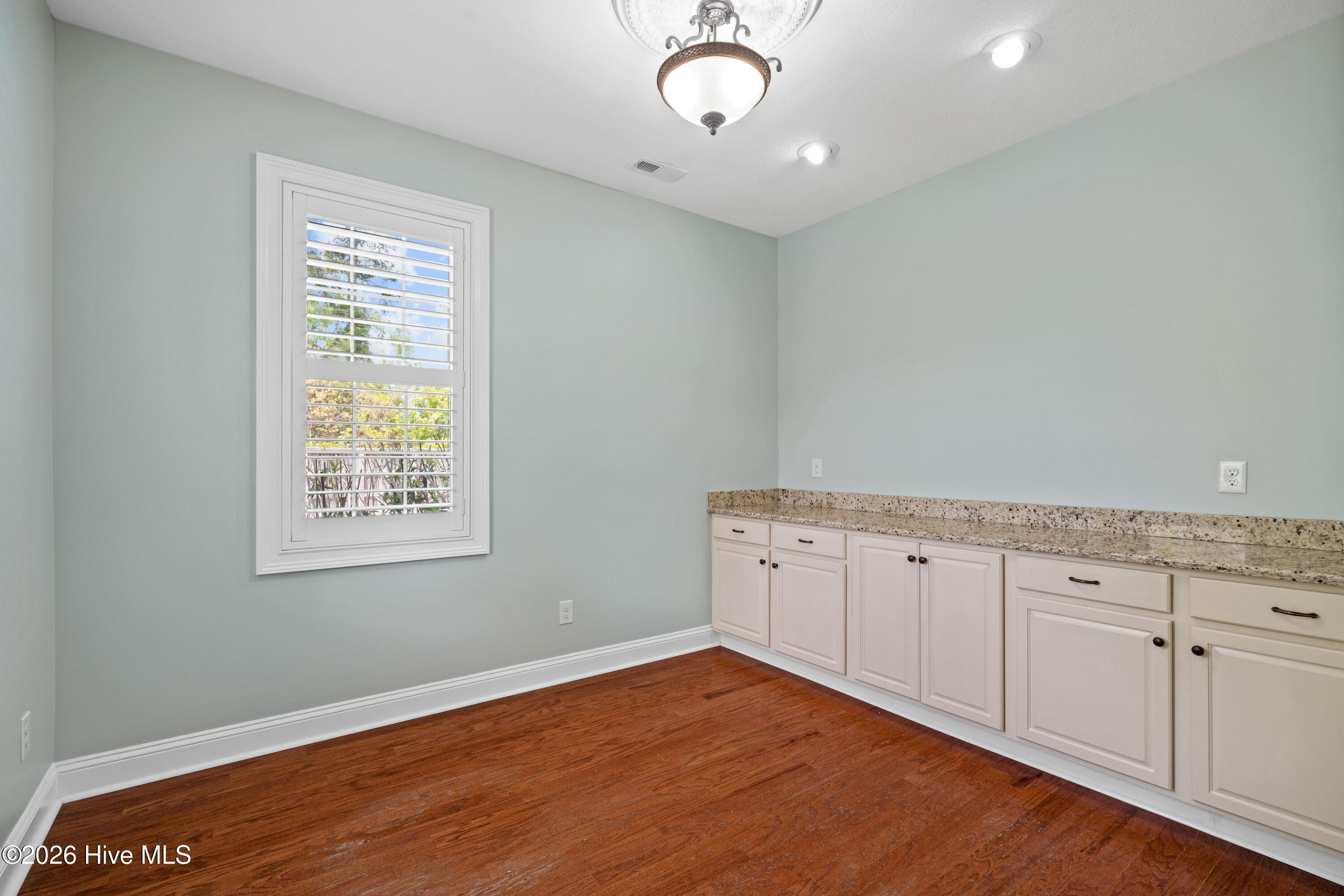 100565289 | Photo 30