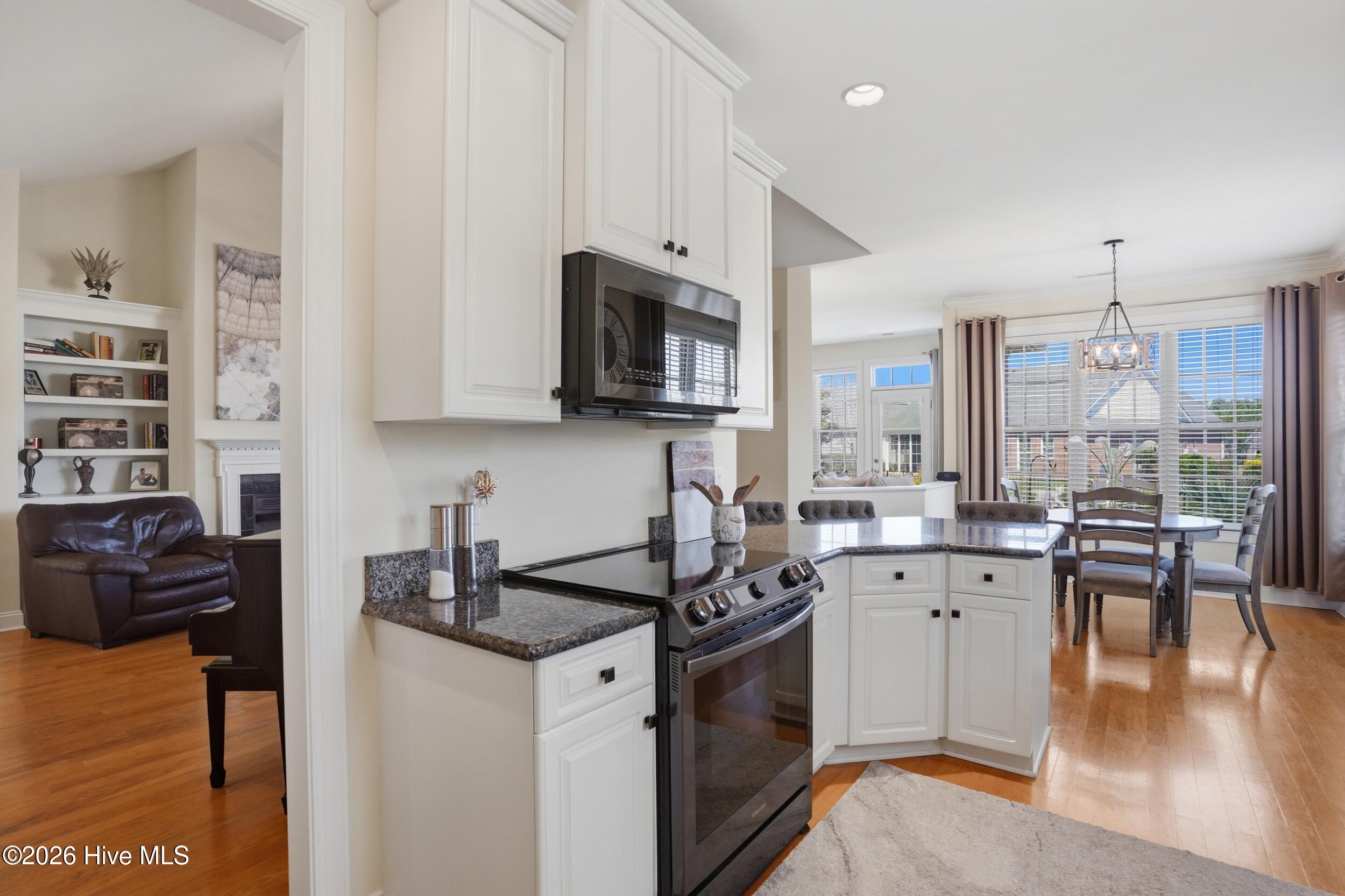 100561149 | Photo 12