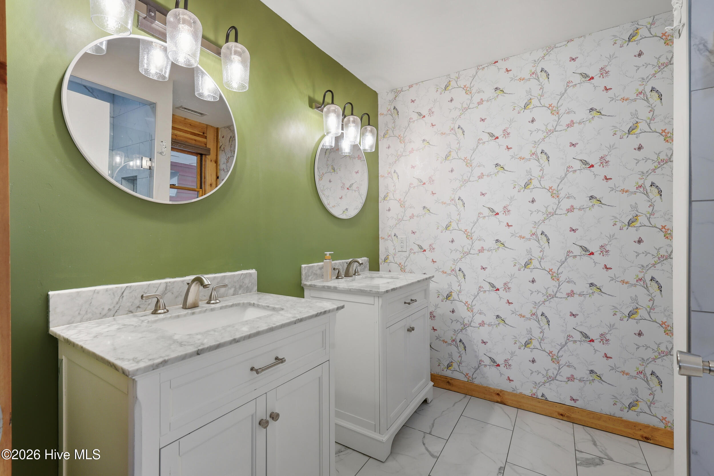 100563563 | Photo 23