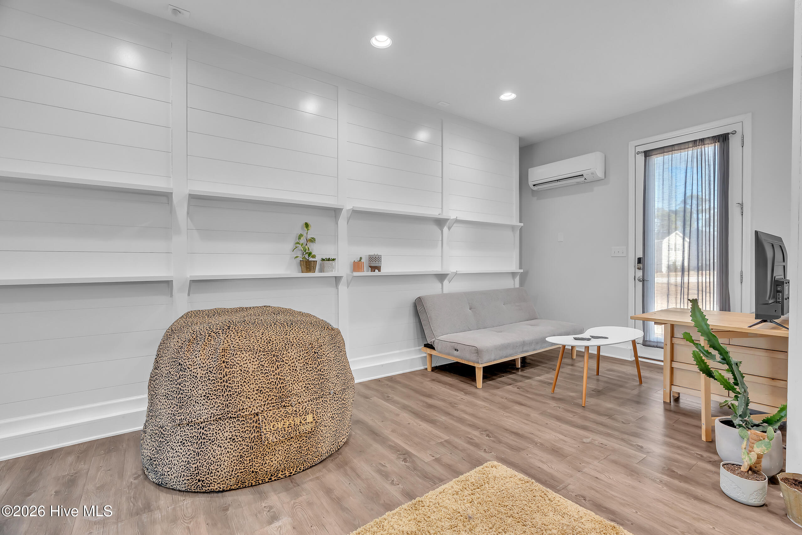 100566943 | Photo 20