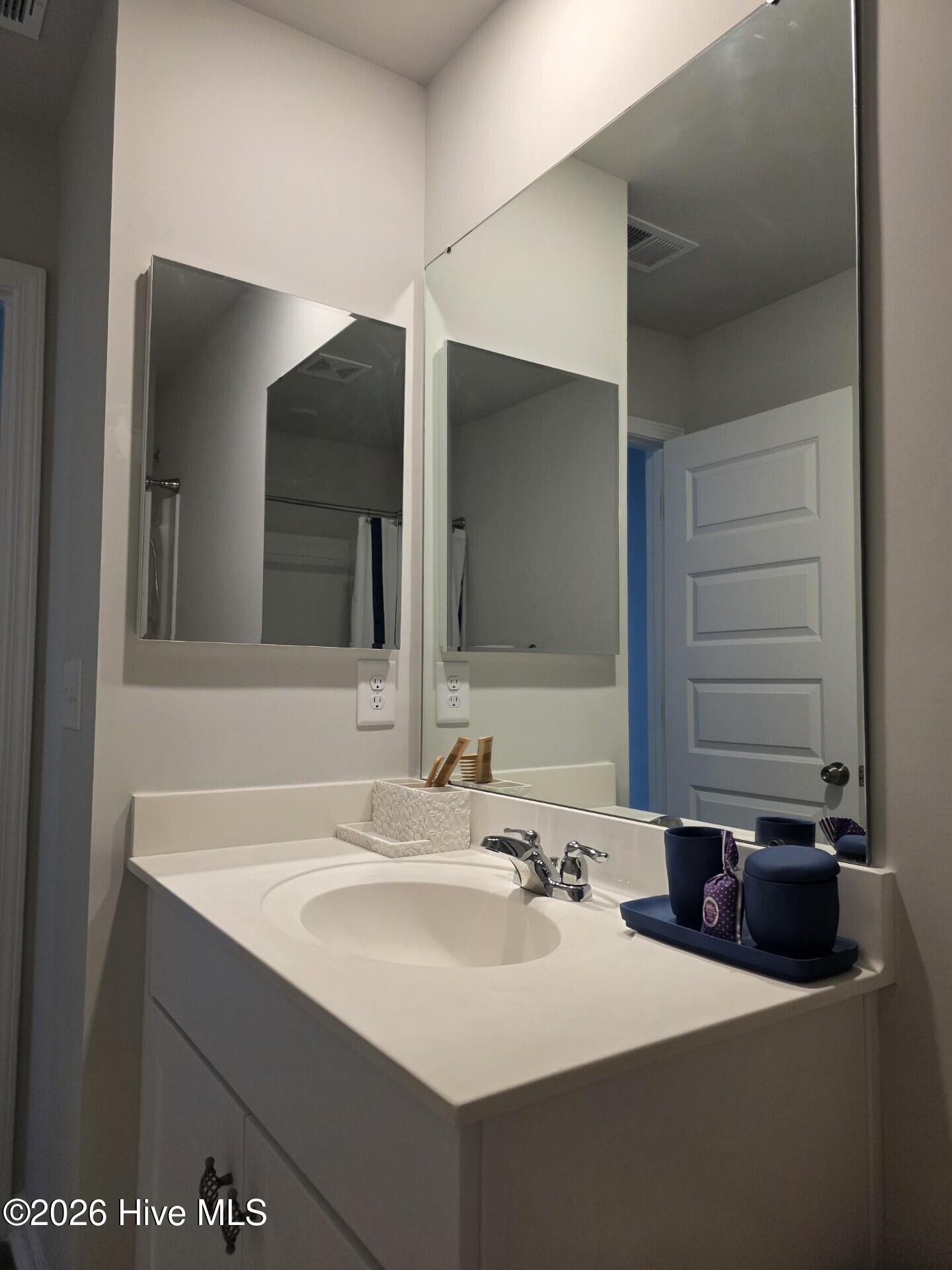 100563359 | Photo 22