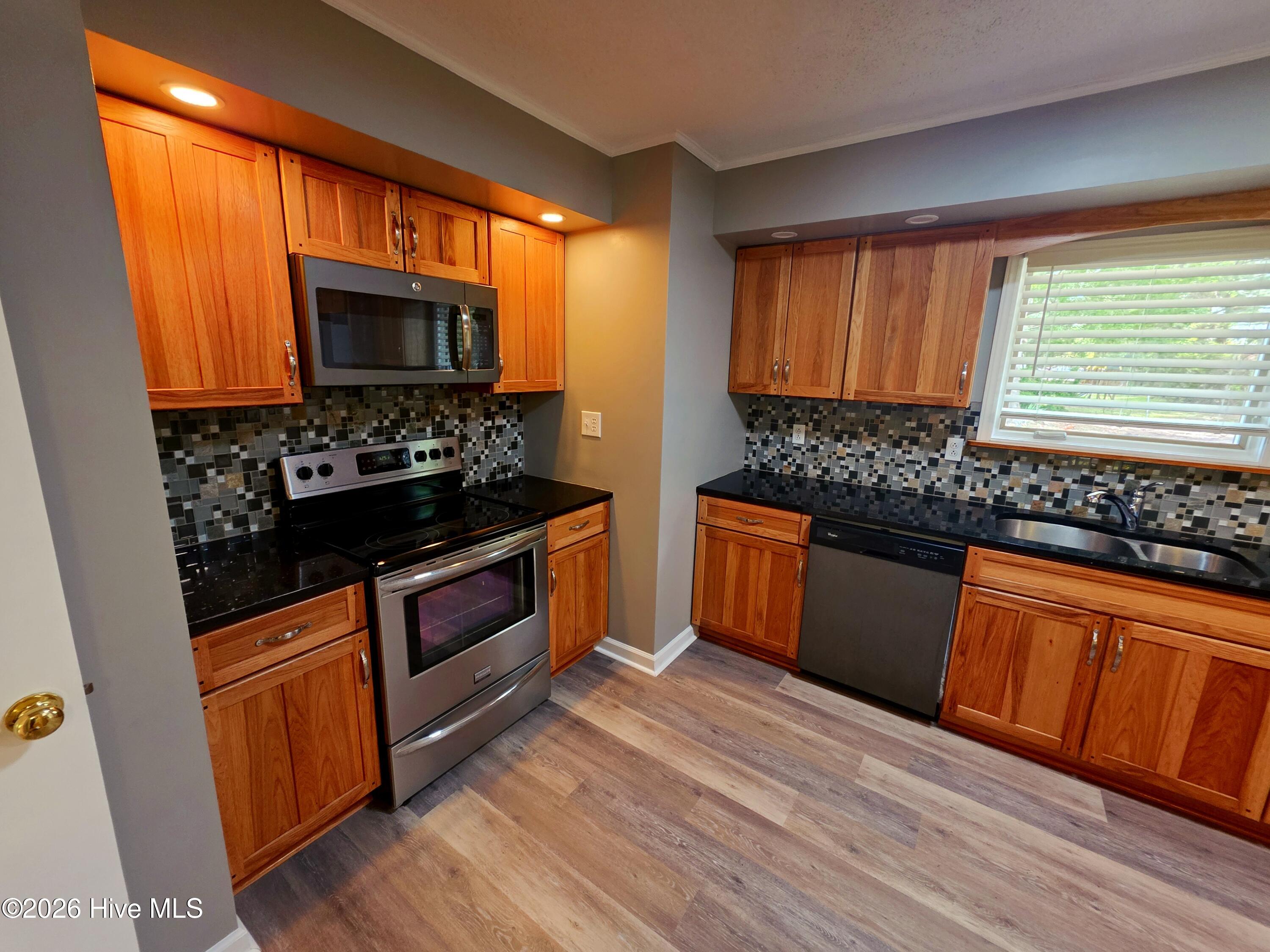 100567105 | Photo 15