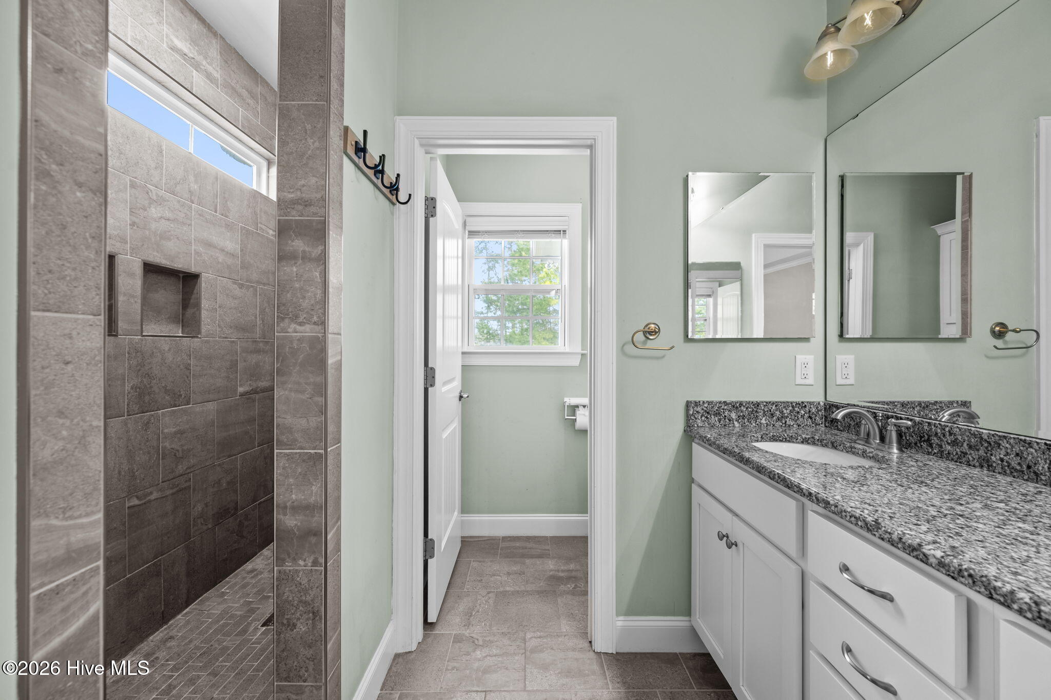 100557618 | Photo 35