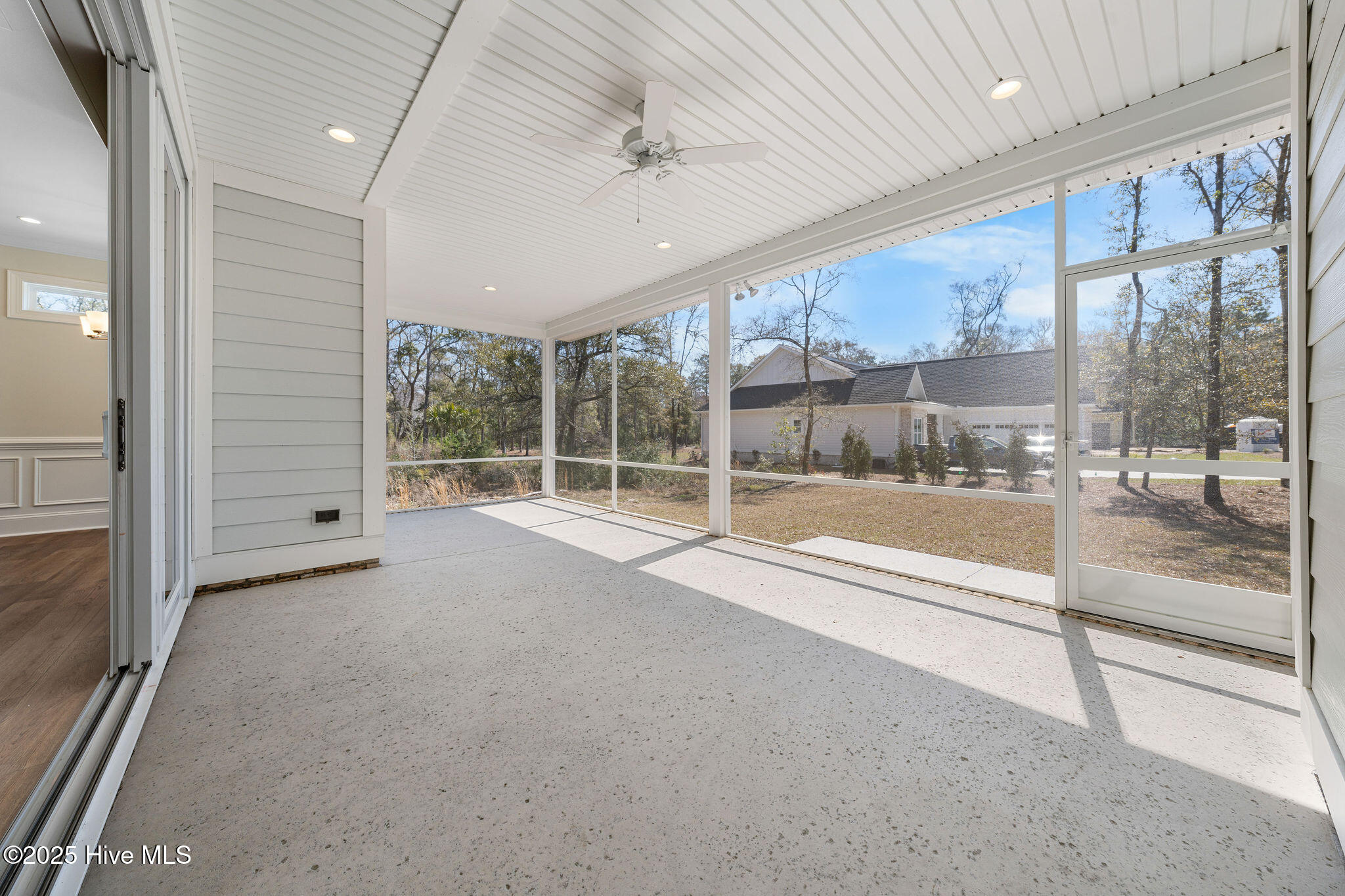 100488997 | Photo 53