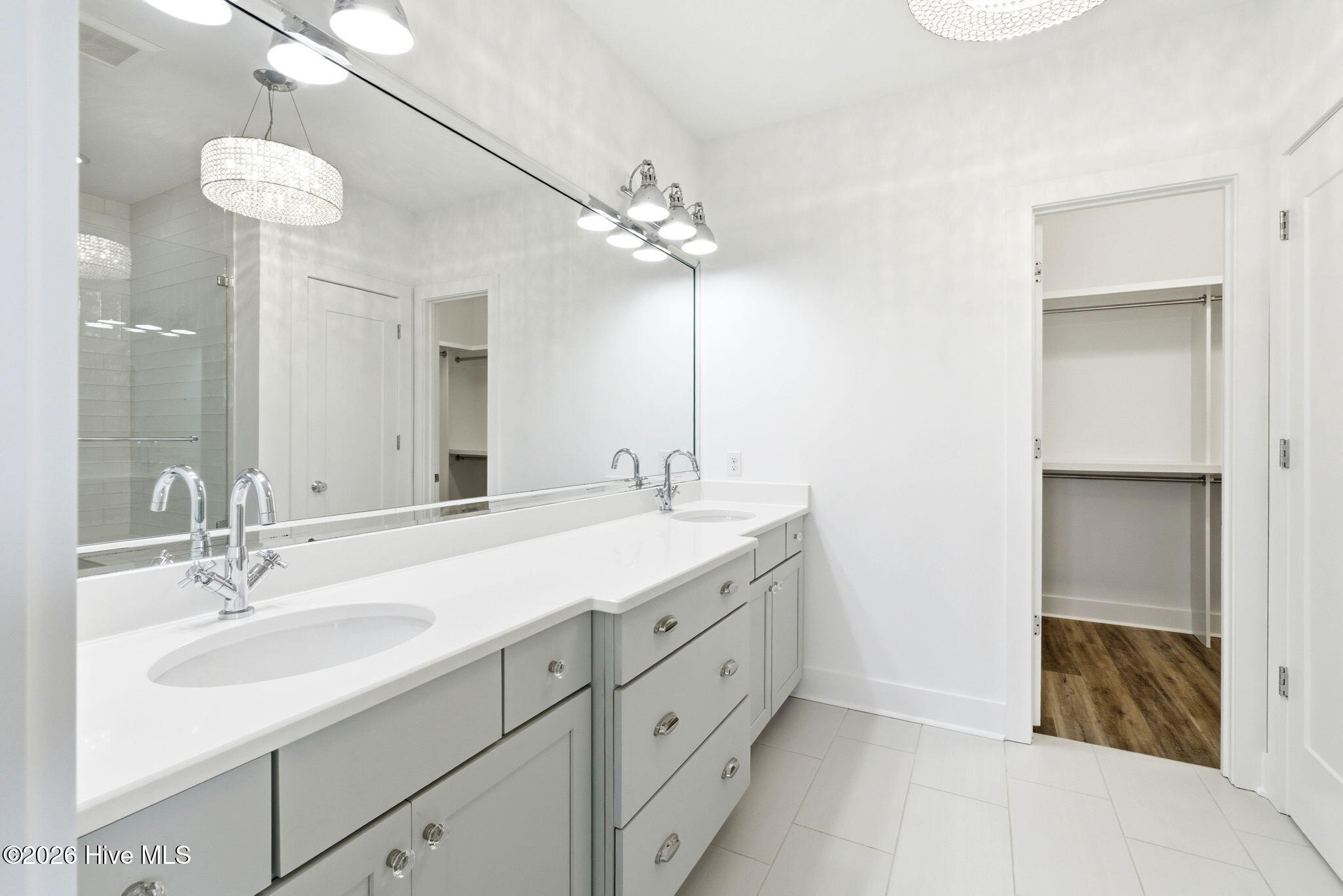 100564360 | Photo 26