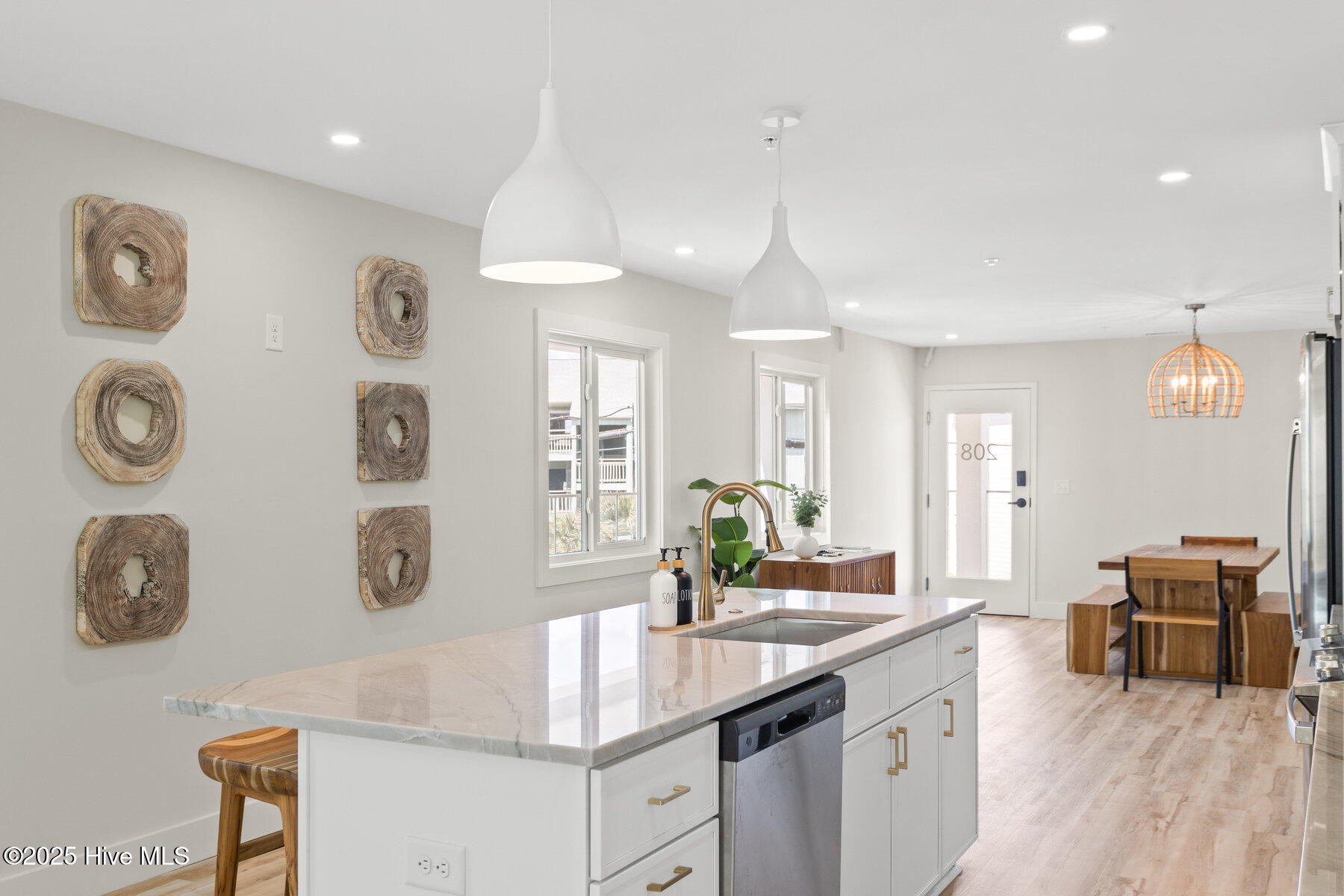 100523207 | Photo 14