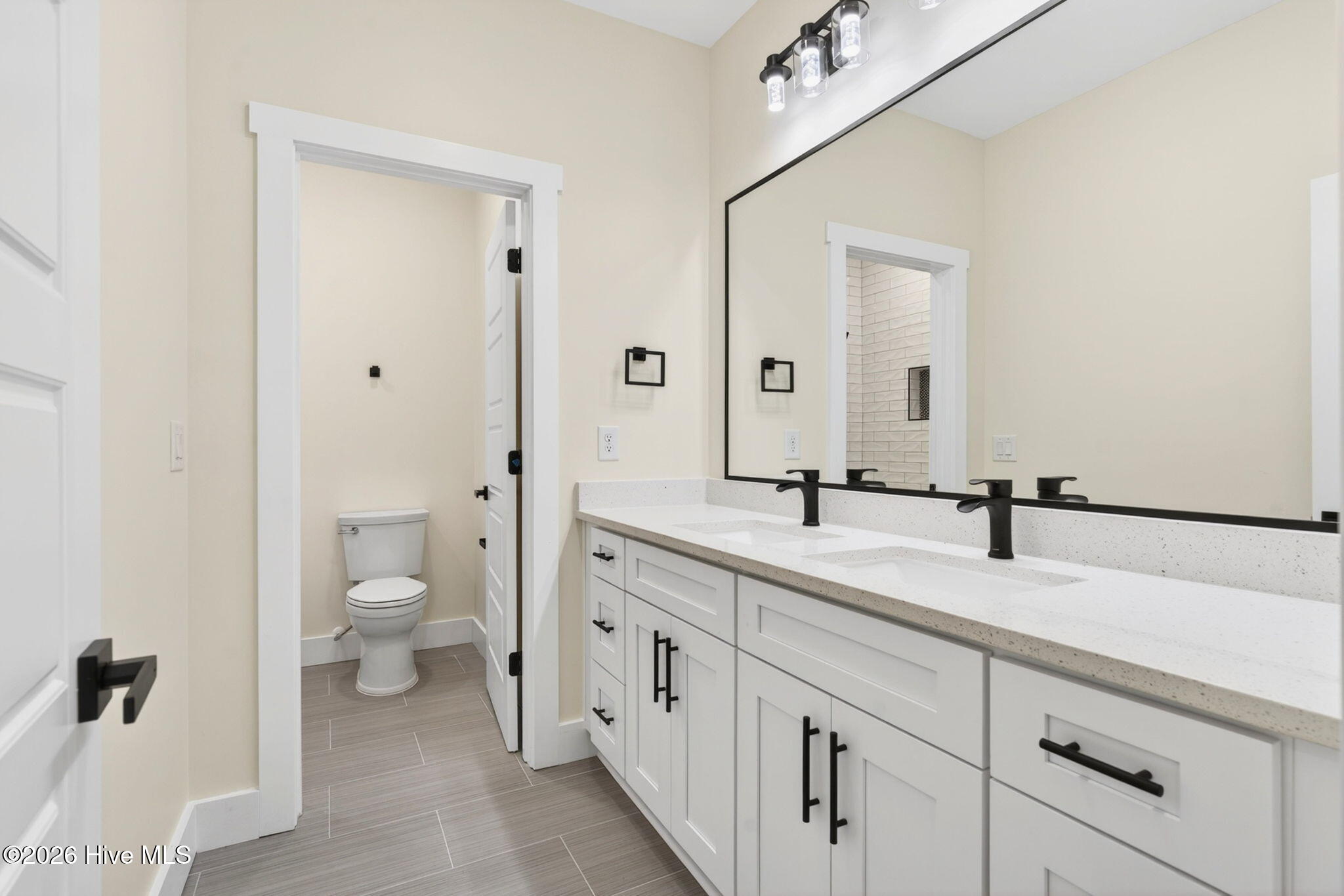 100568512 | Photo 44