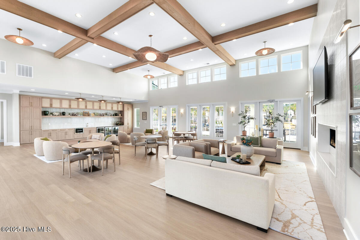 100562476 | Photo 29