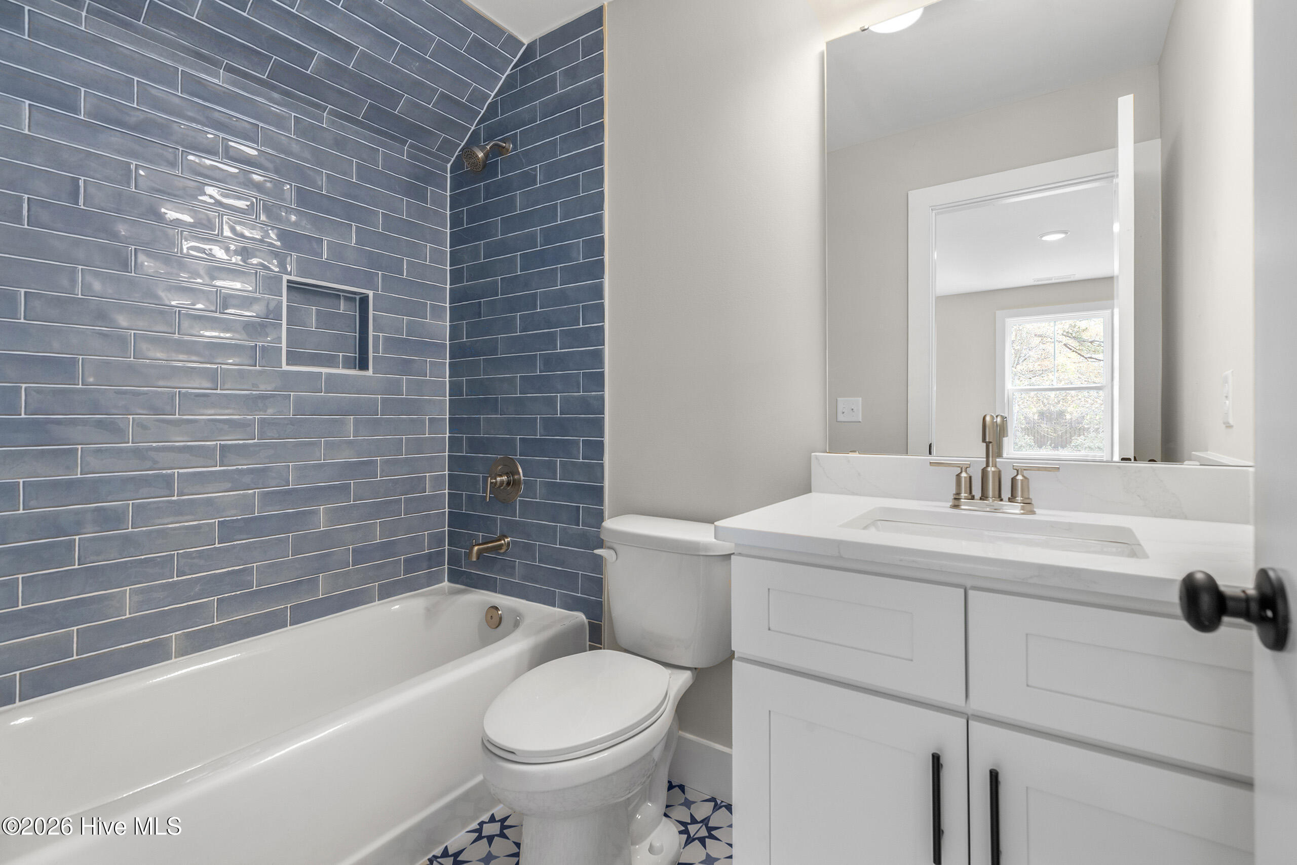 100565274 | Photo 32