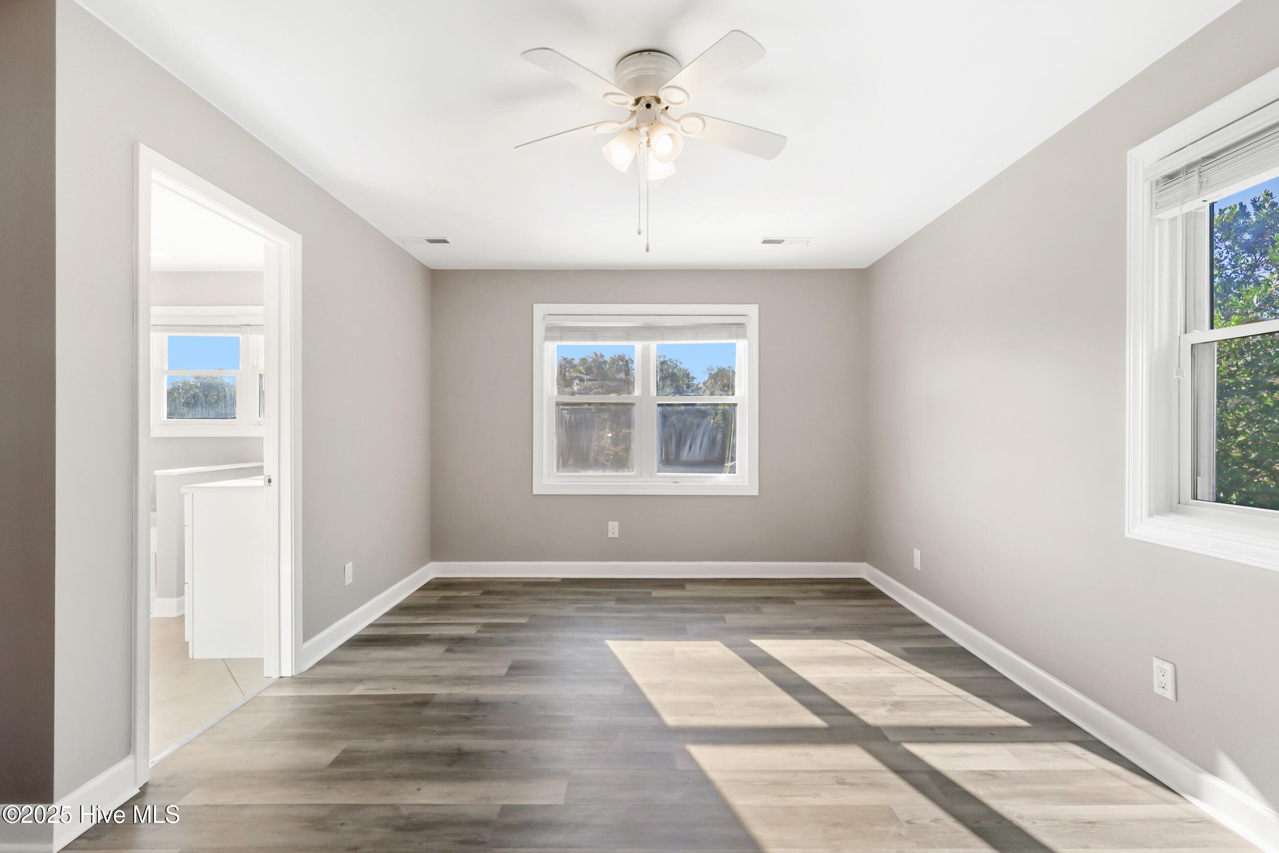 100542075 | Photo 27