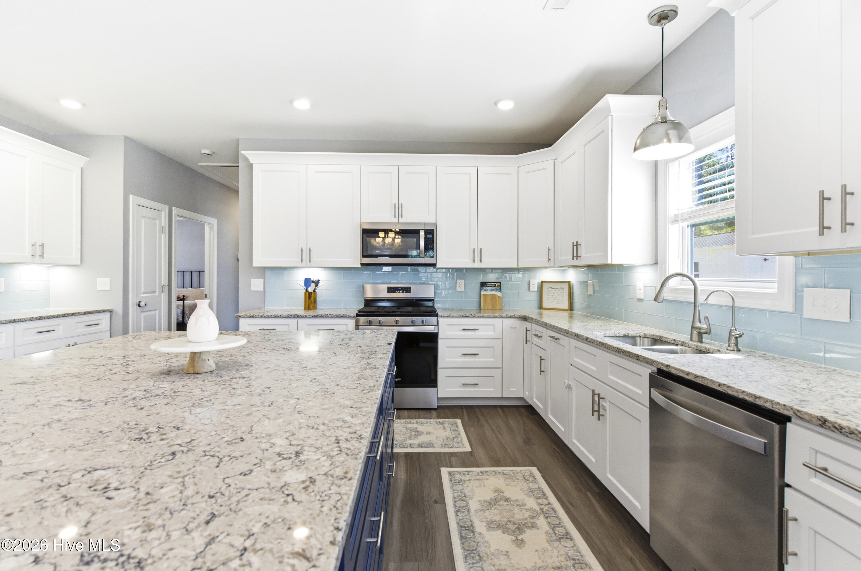 100568018 | Photo 24