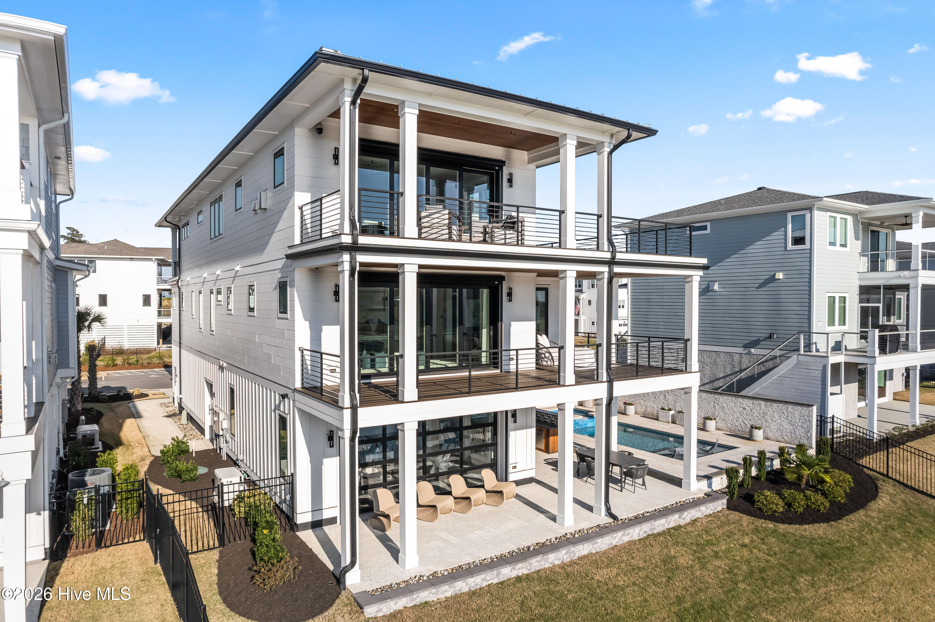 100567165 | Photo 93