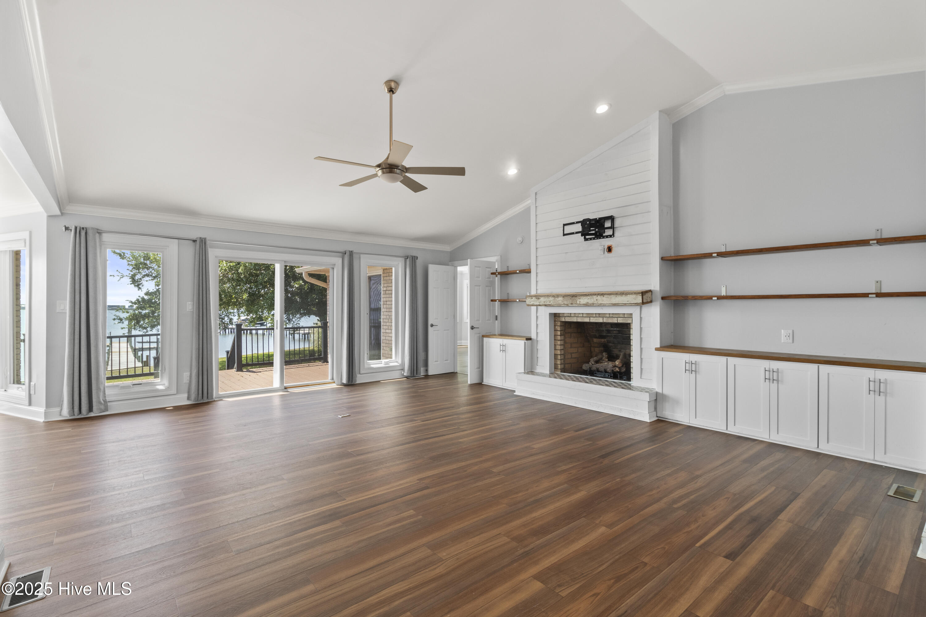 100503584 | Photo 35