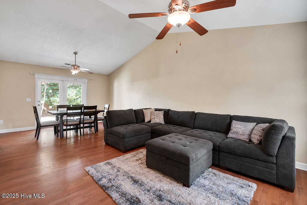 100533718 | Photo 16