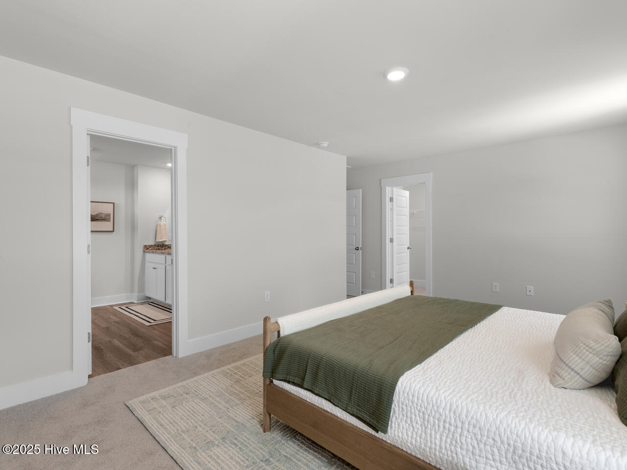 100568645 | Photo 30