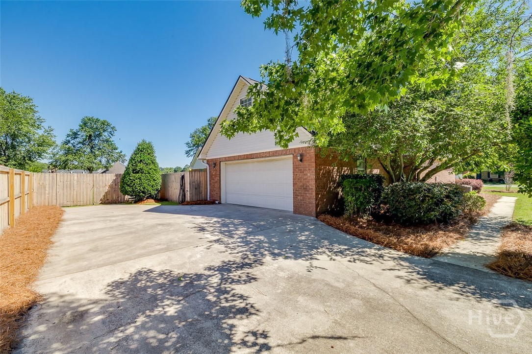 DRIVEWAY WITH SIDE ENTRY GARAGE