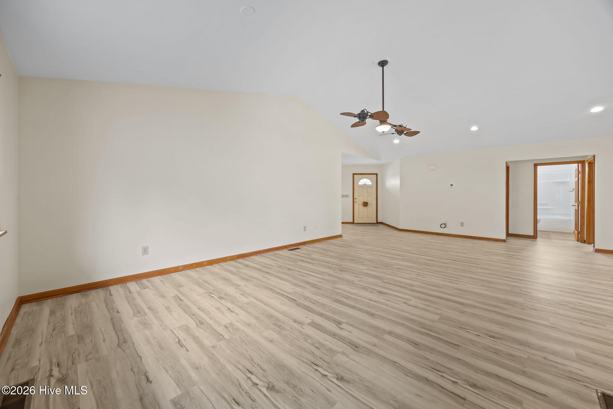 100565896 | Photo 15