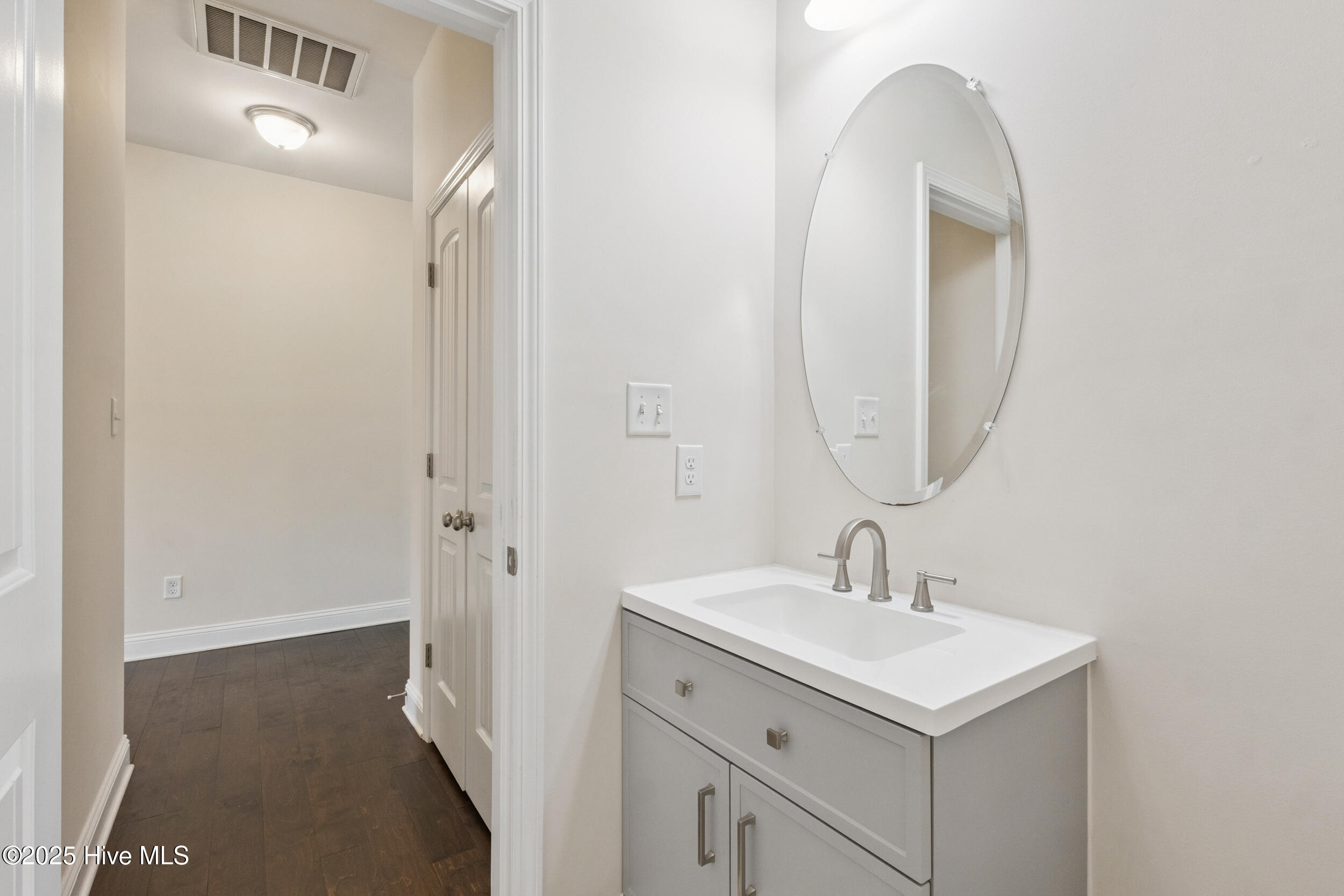 100521845 | Photo 21