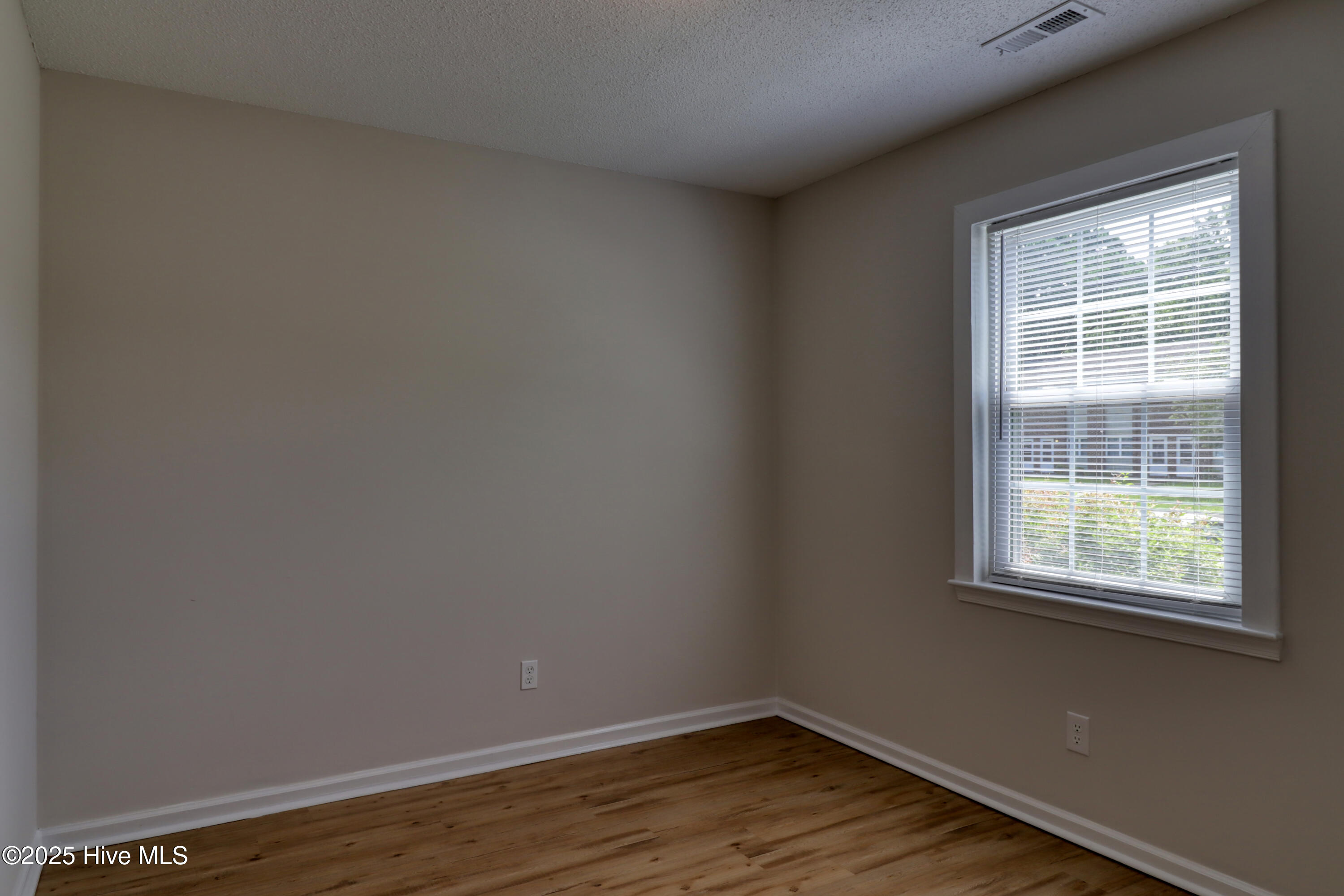 100557639 | Photo 11