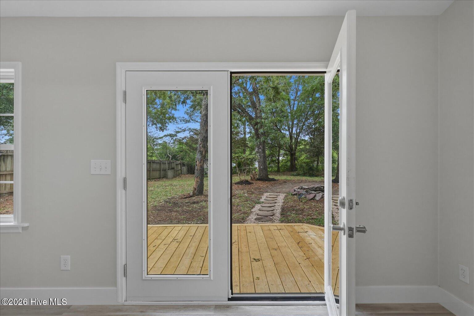 100570357 | Photo 21