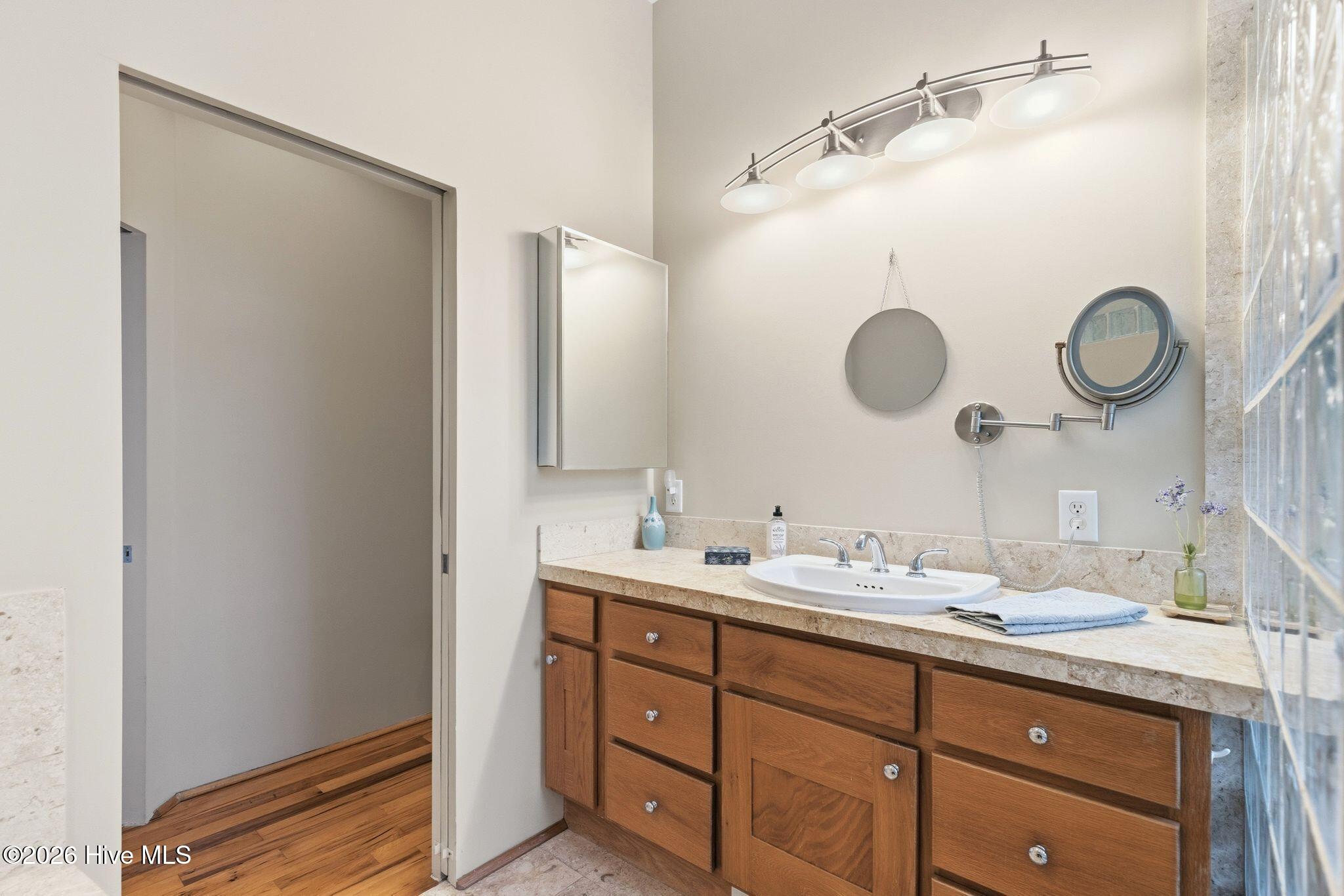 100555834 | Photo 33