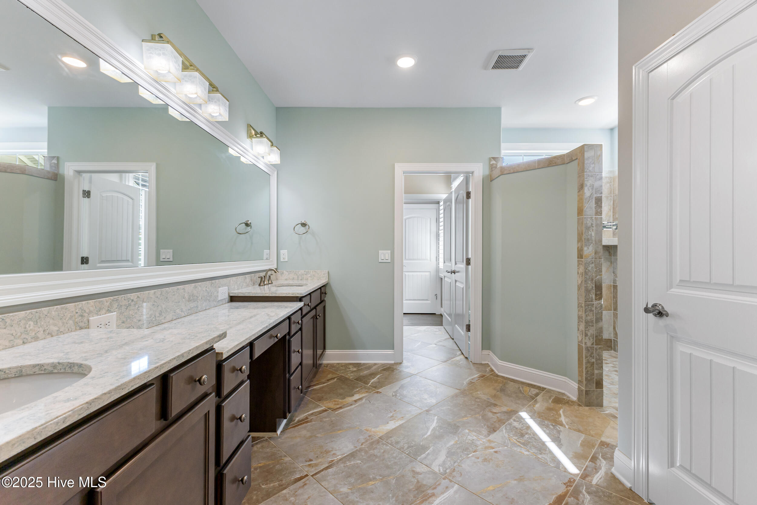 100534390 | Photo 33