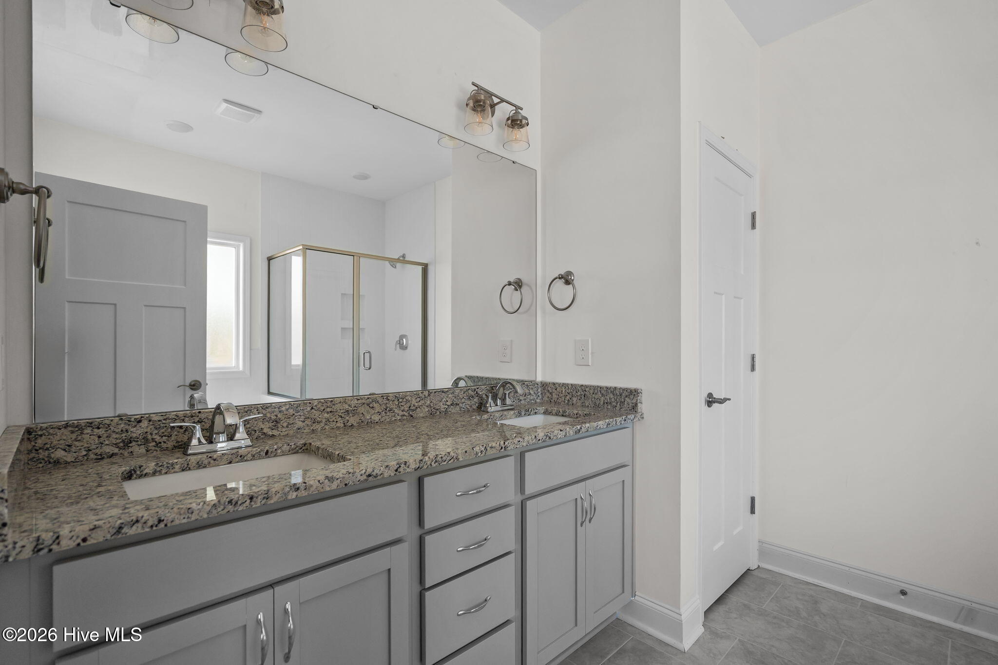 100528702 | Photo 26