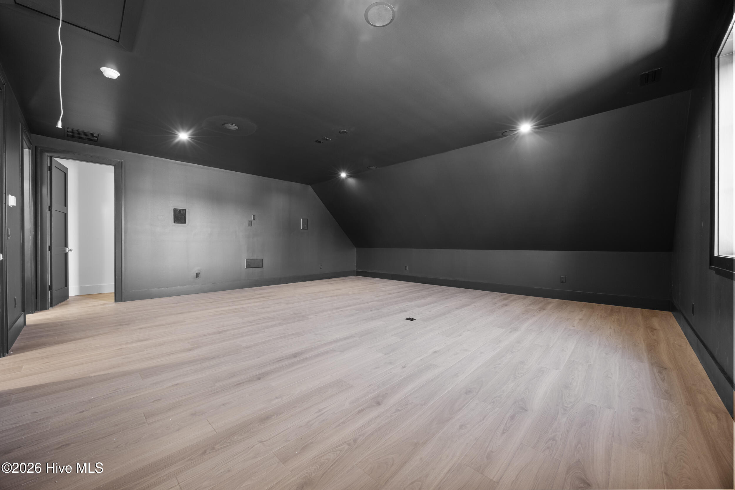 100561987 | Photo 64