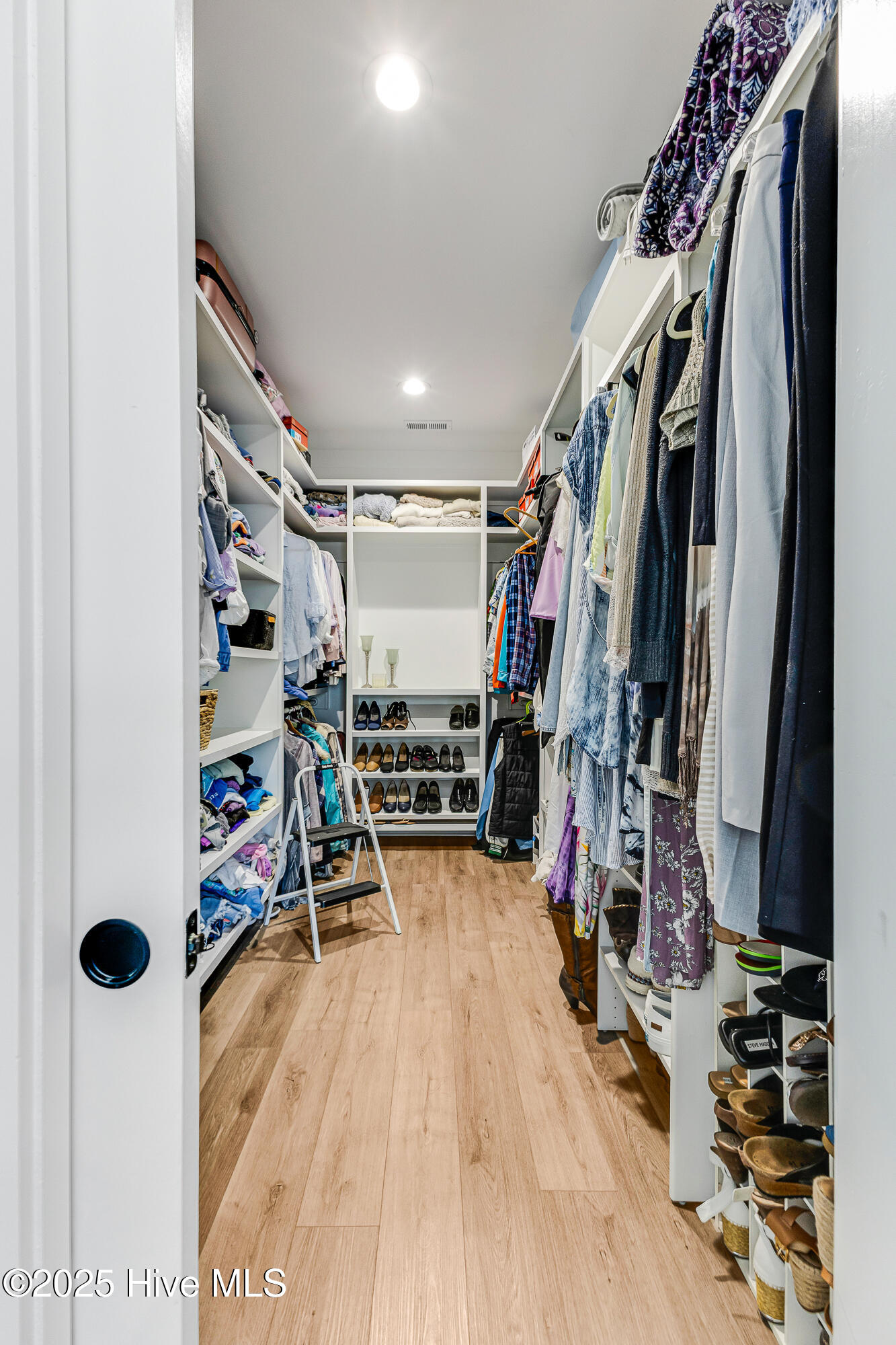 100533188 | Photo 25