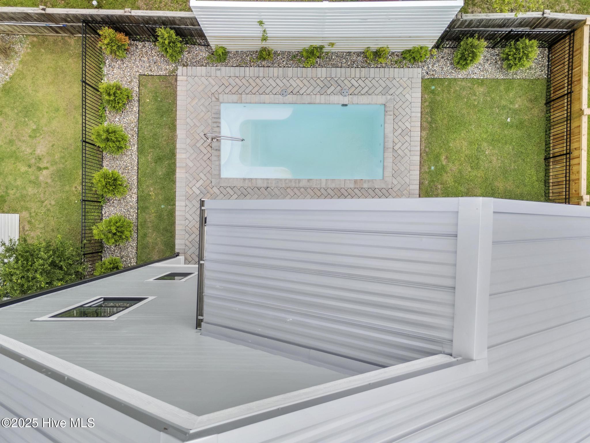 100517946 | Photo 11