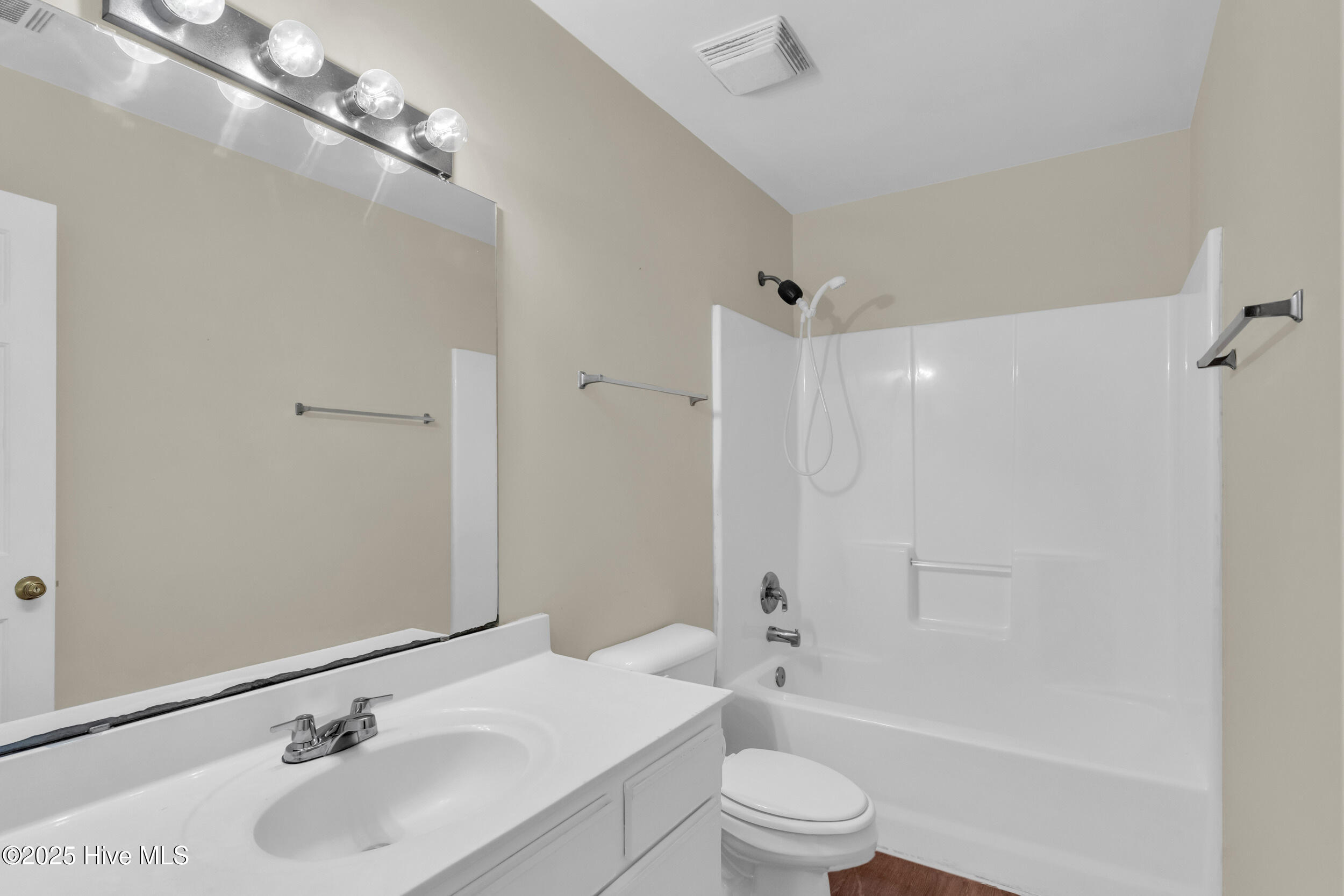 4804 College Road S, Wilmington, NC 28412 – photo 21: Upstairs Bath
