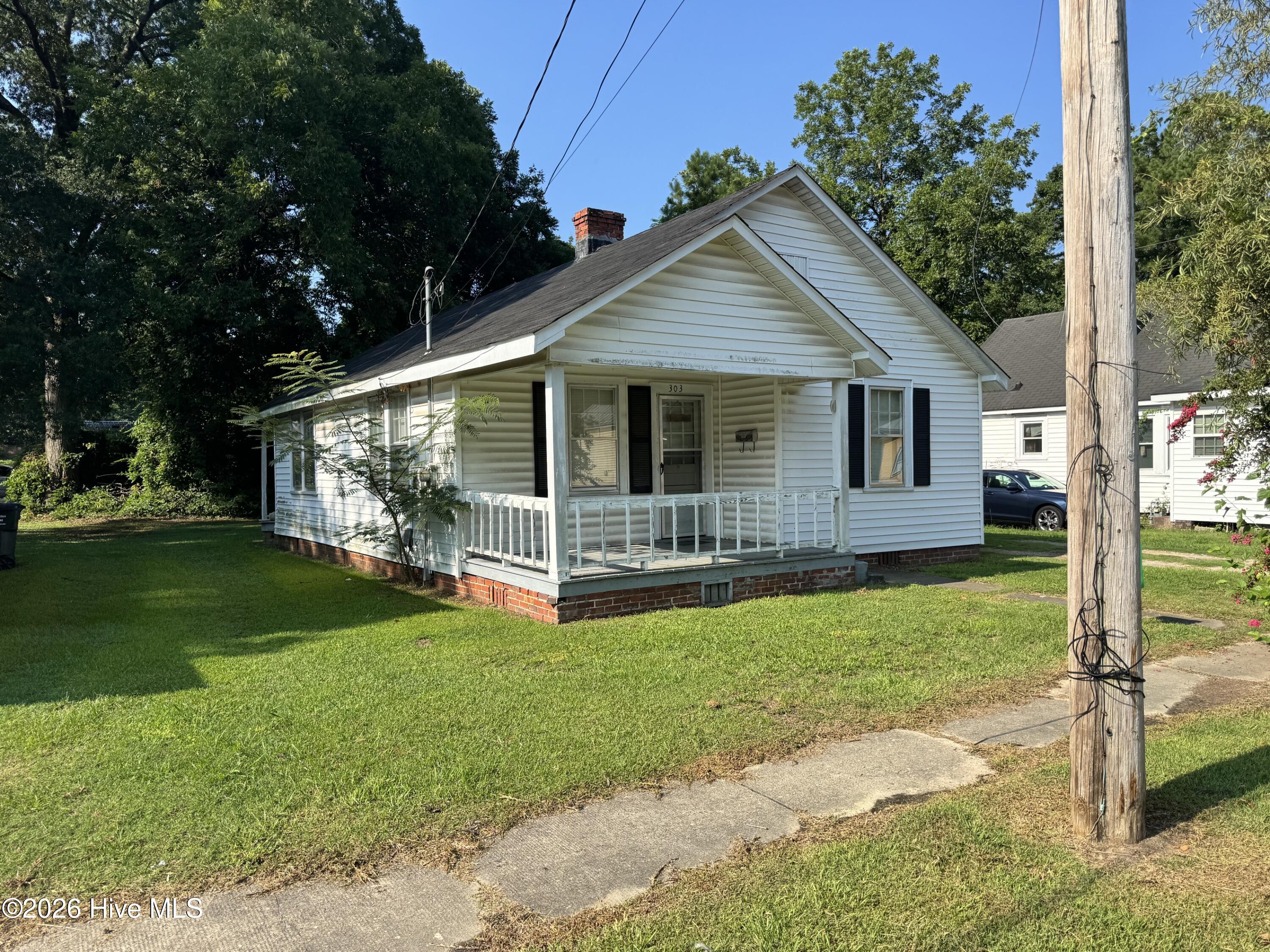 Exterior photo of 303 E Grainger Avenue, Kinston, NC 28501. MLS: 100593569