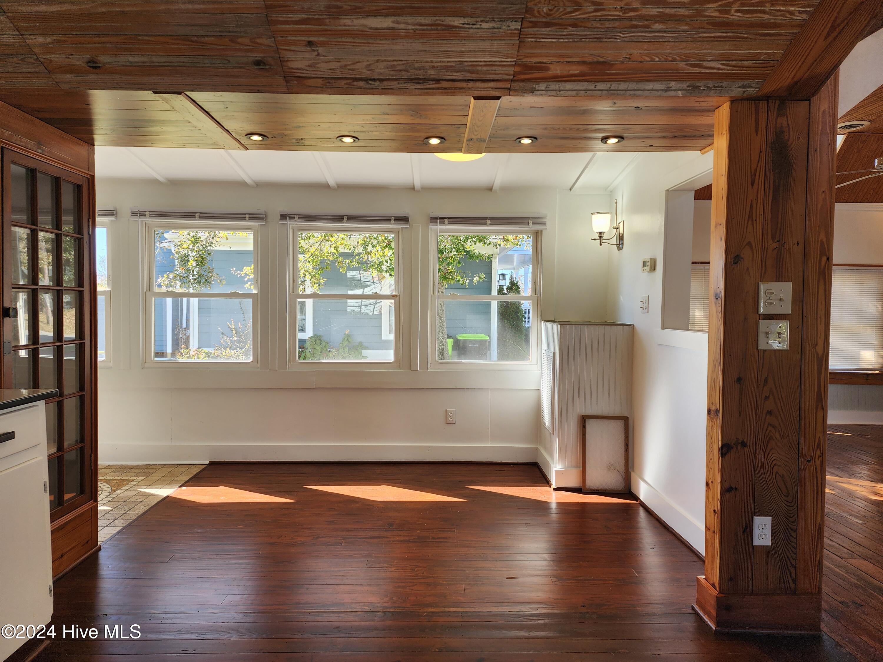 100570380 | Photo 12