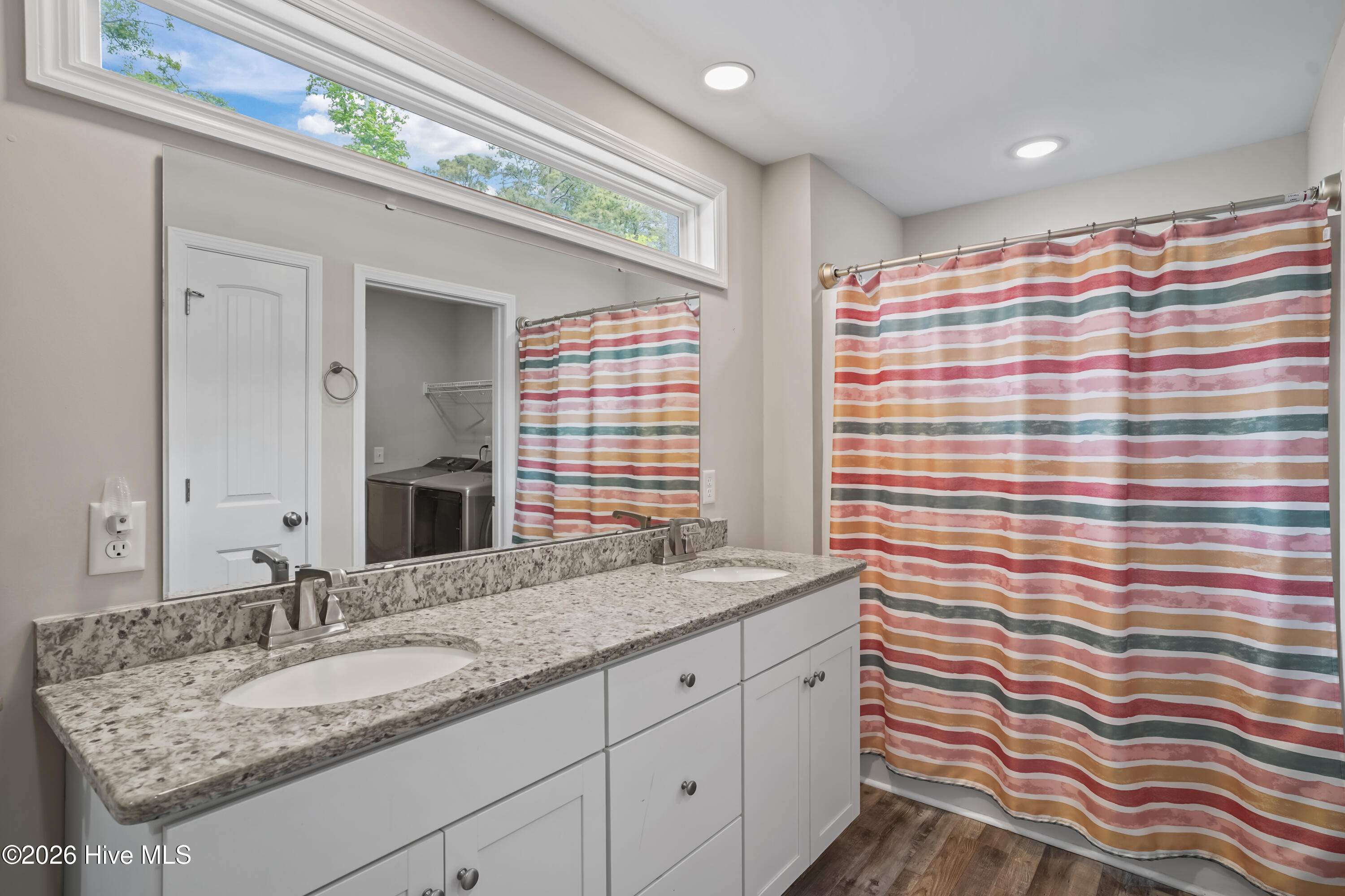 100570645 | Photo 22