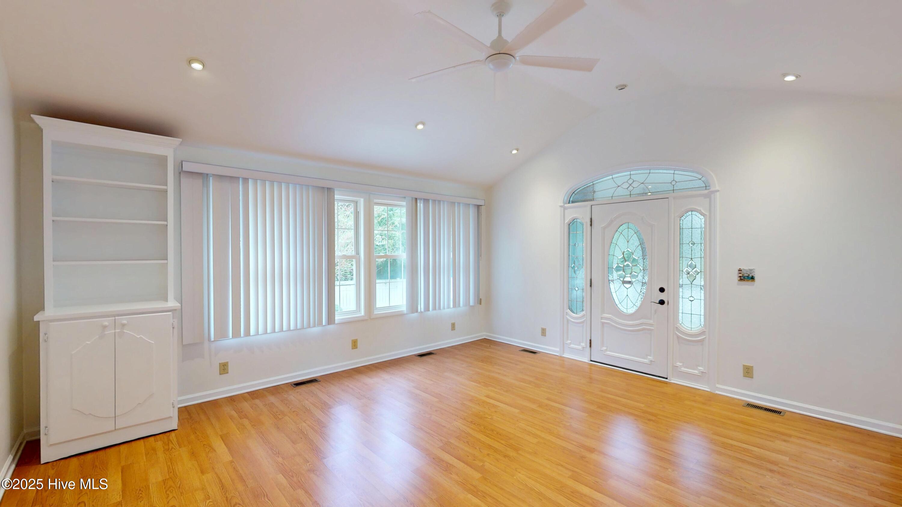 100536535 | Photo 16